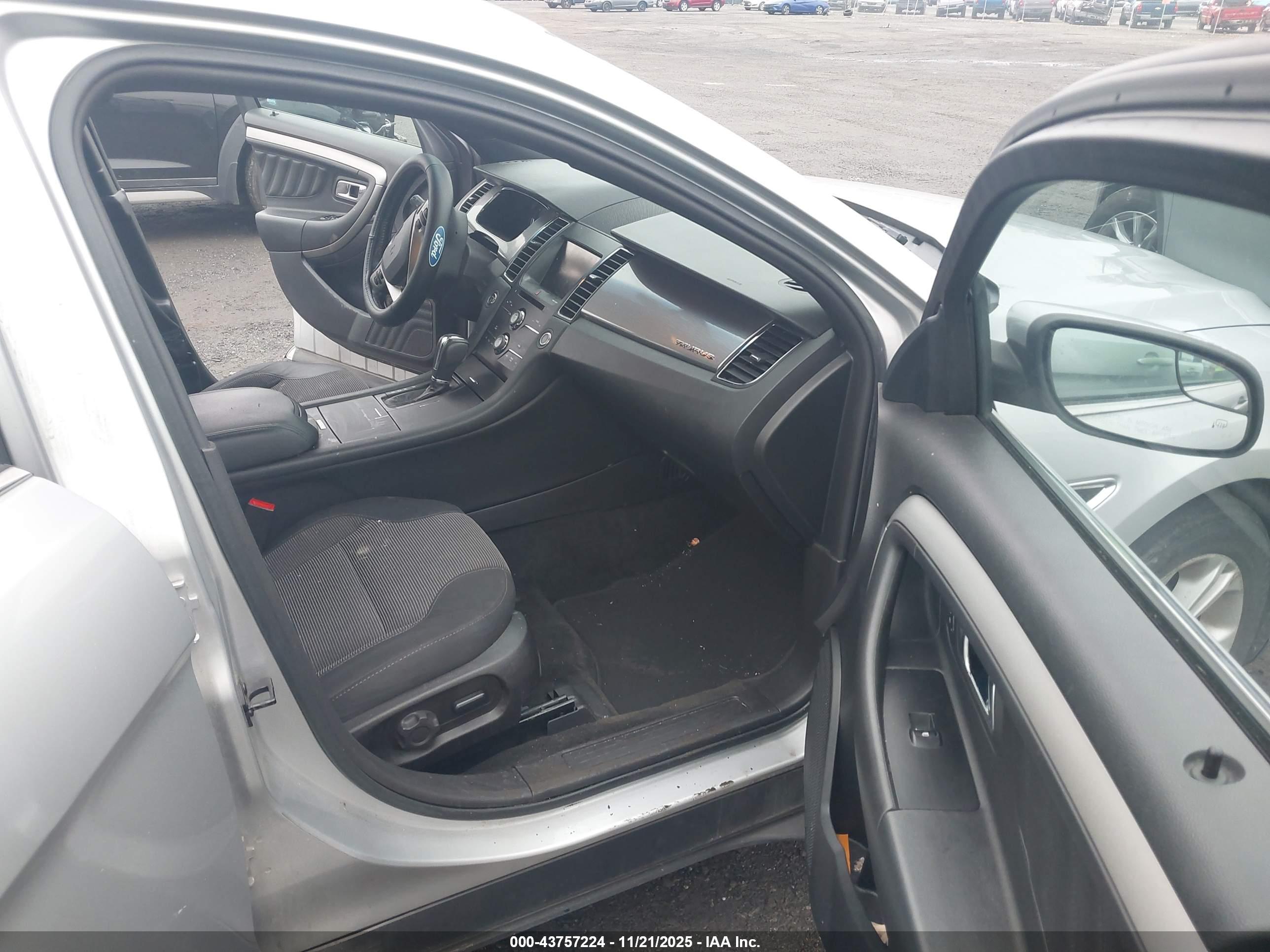 FORD TAURUS image 5