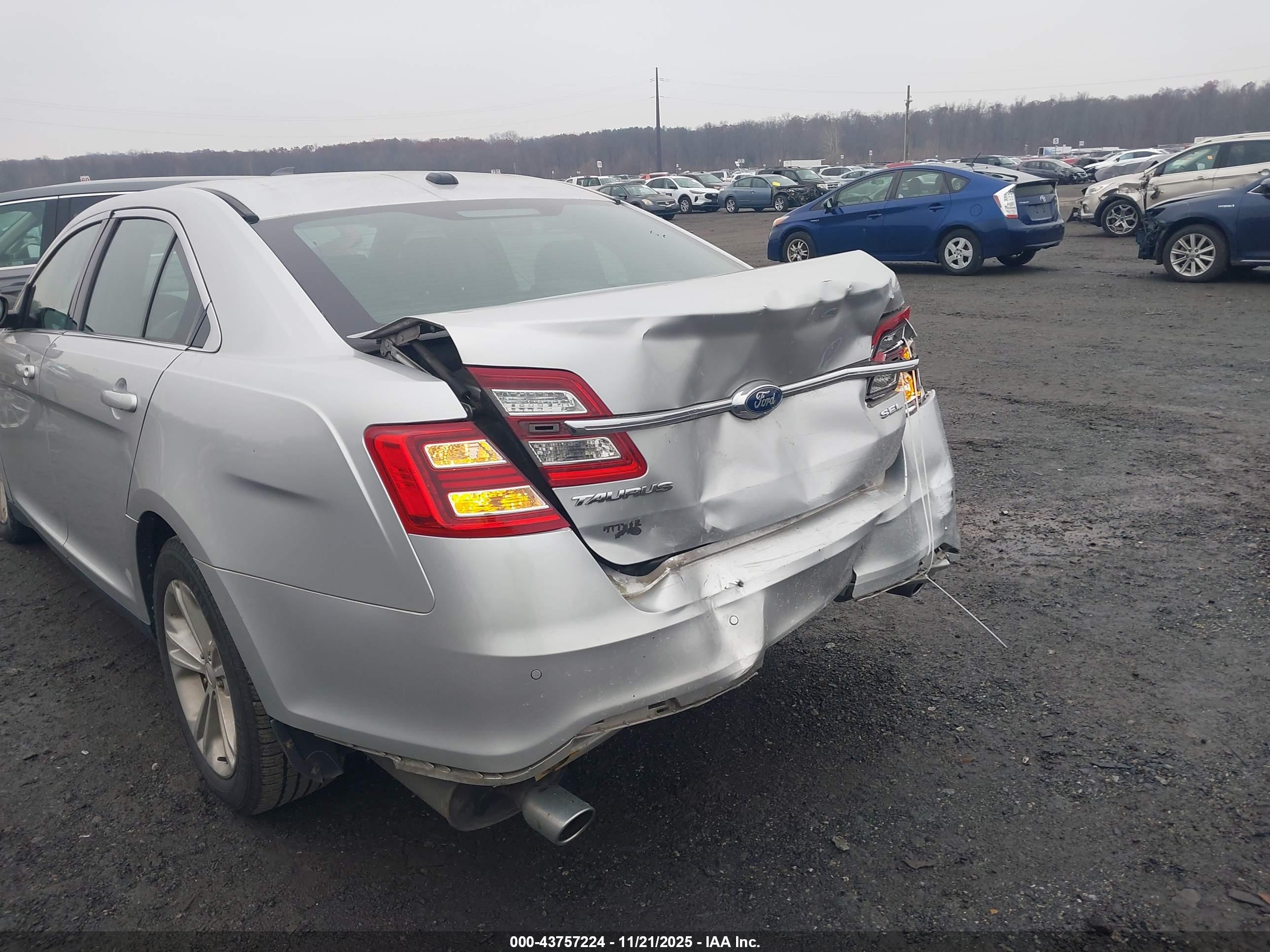 FORD TAURUS image 6