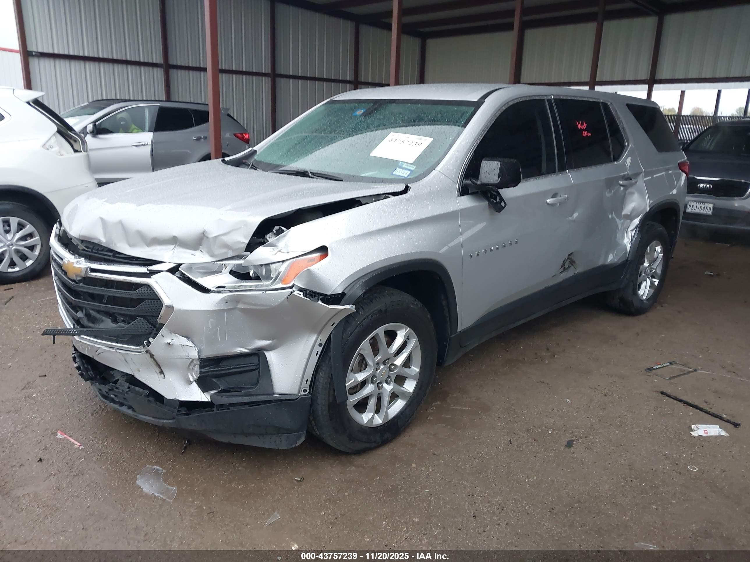 CHEVROLET TRAVERSE image 2