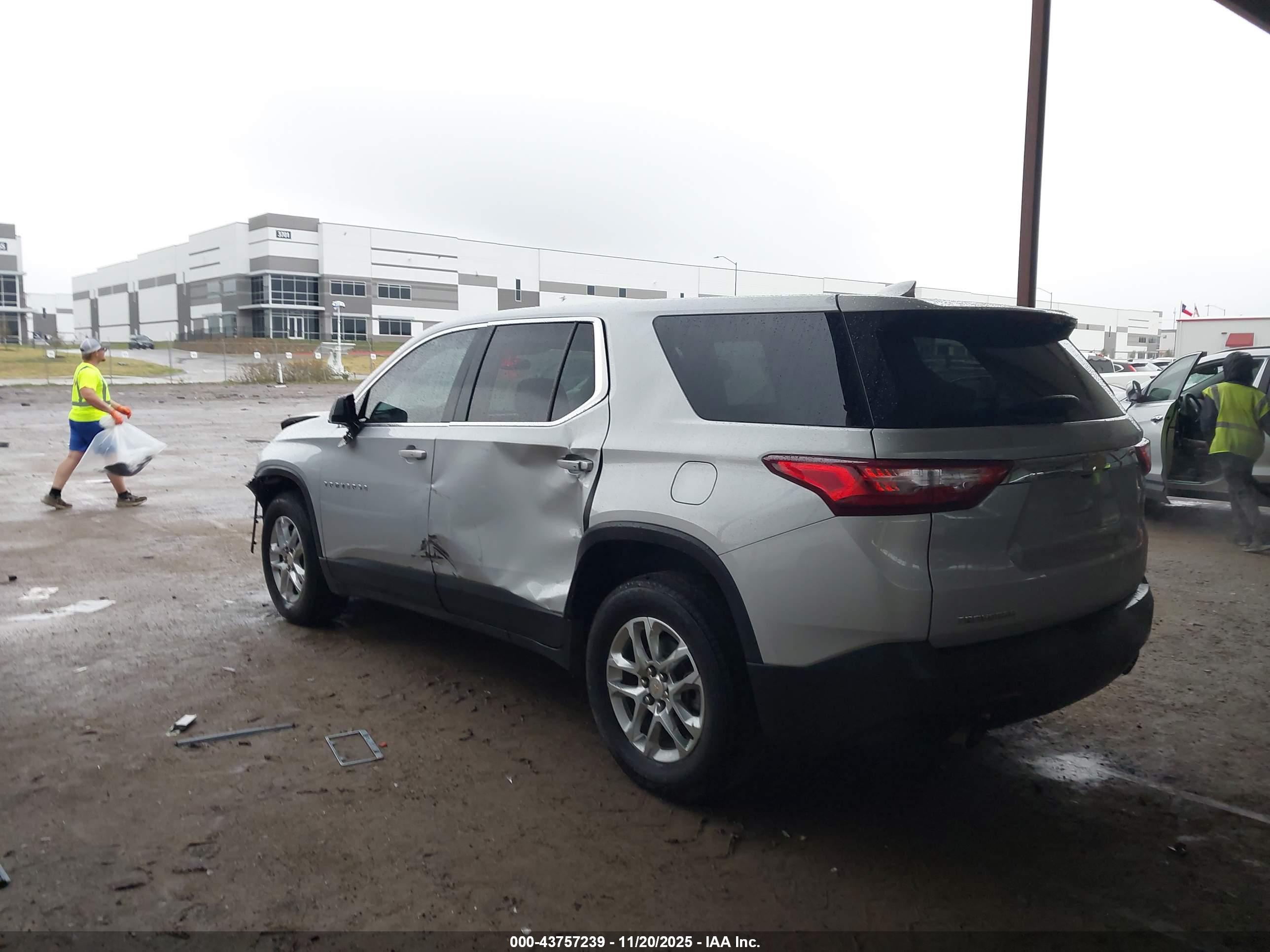 CHEVROLET TRAVERSE image 3