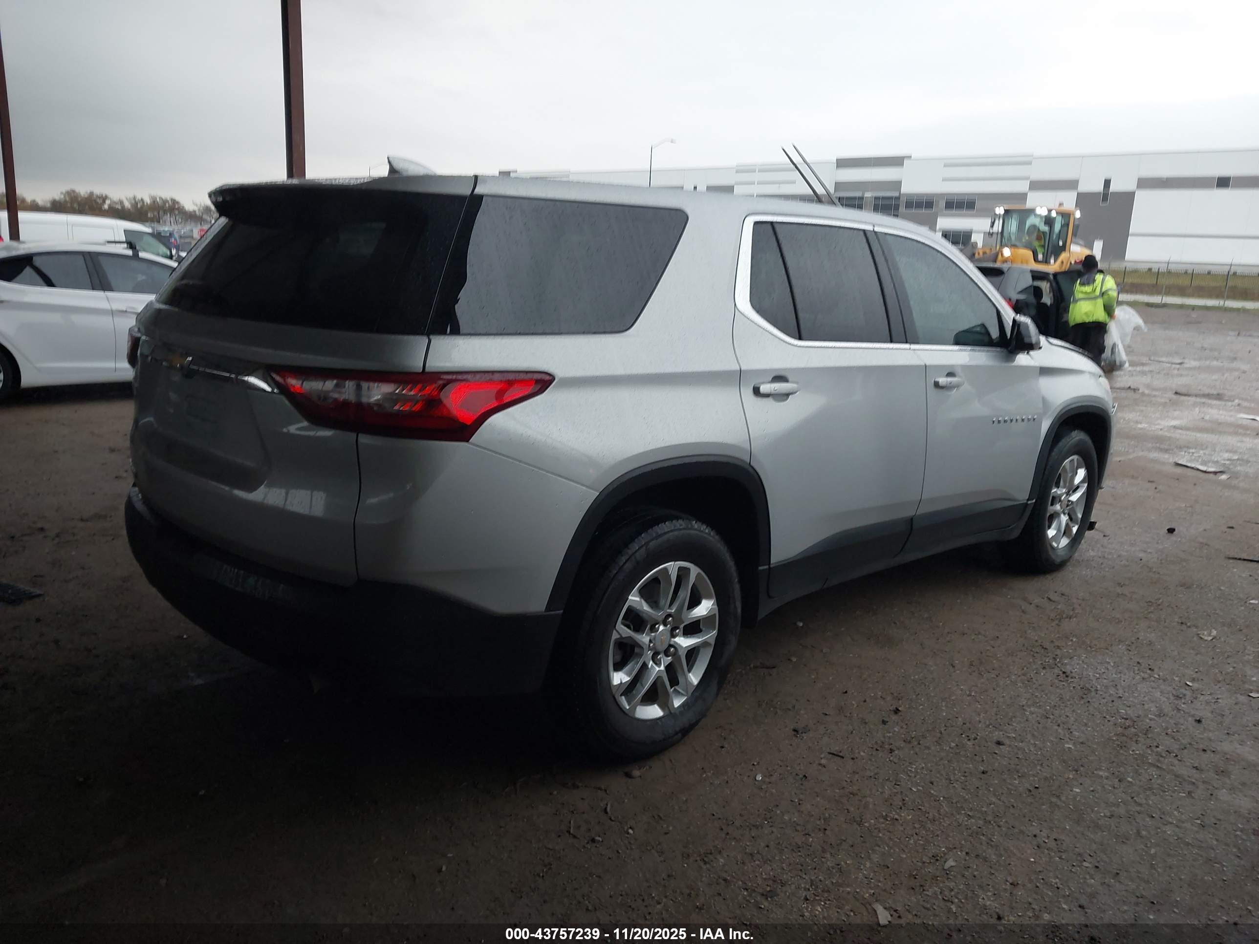 CHEVROLET TRAVERSE image 4