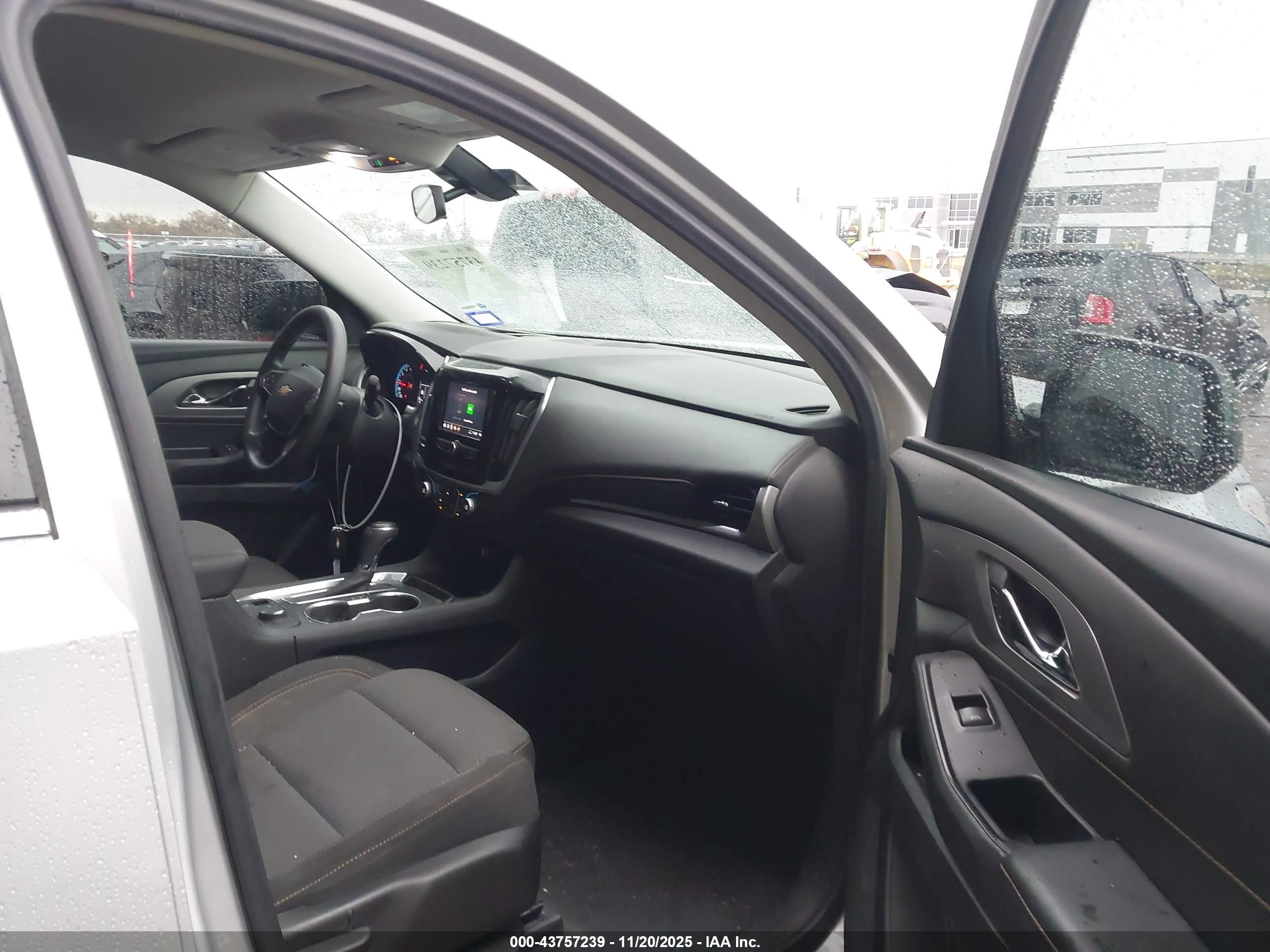 CHEVROLET TRAVERSE image 5