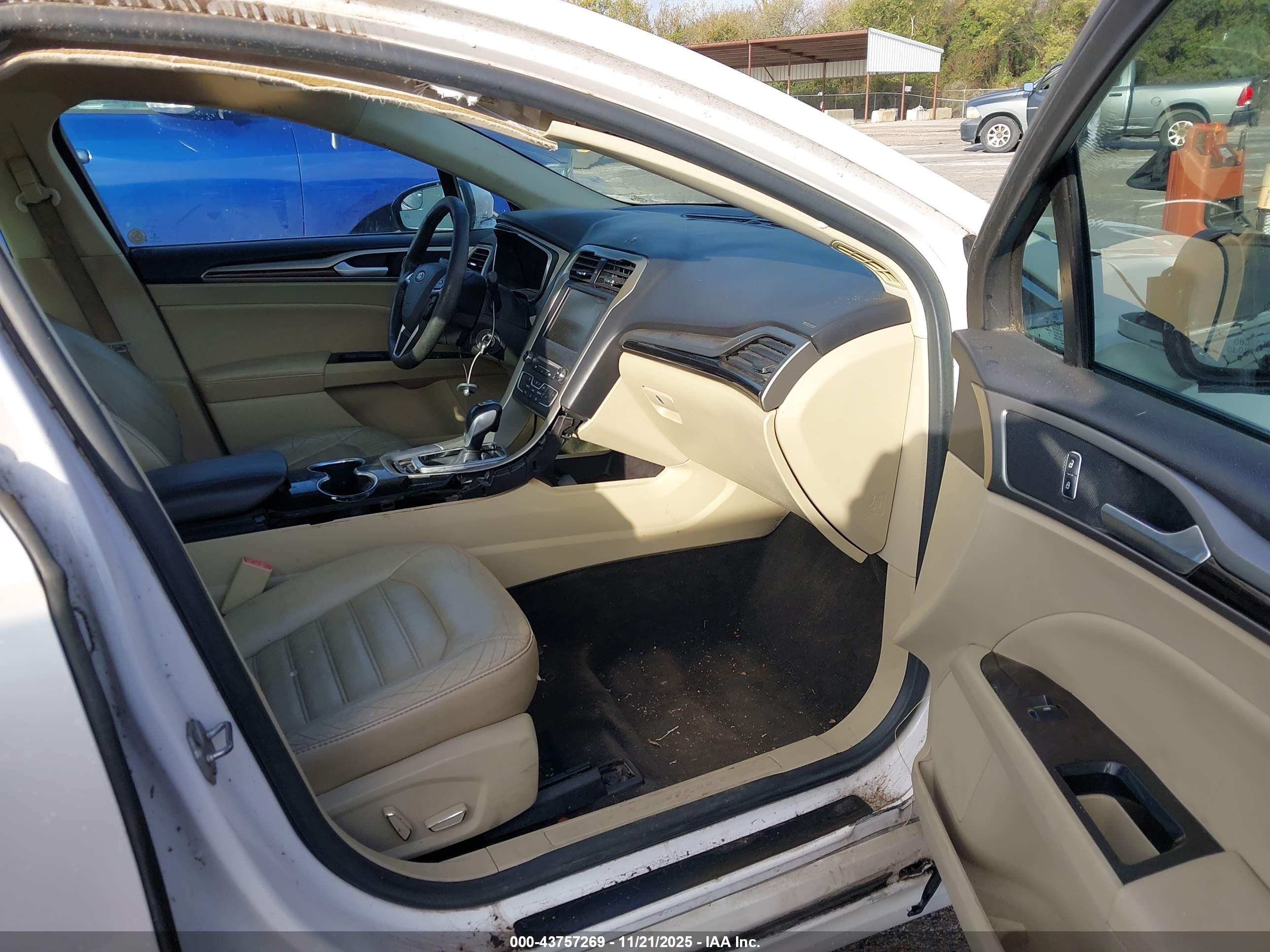 FORD FUSION image 5