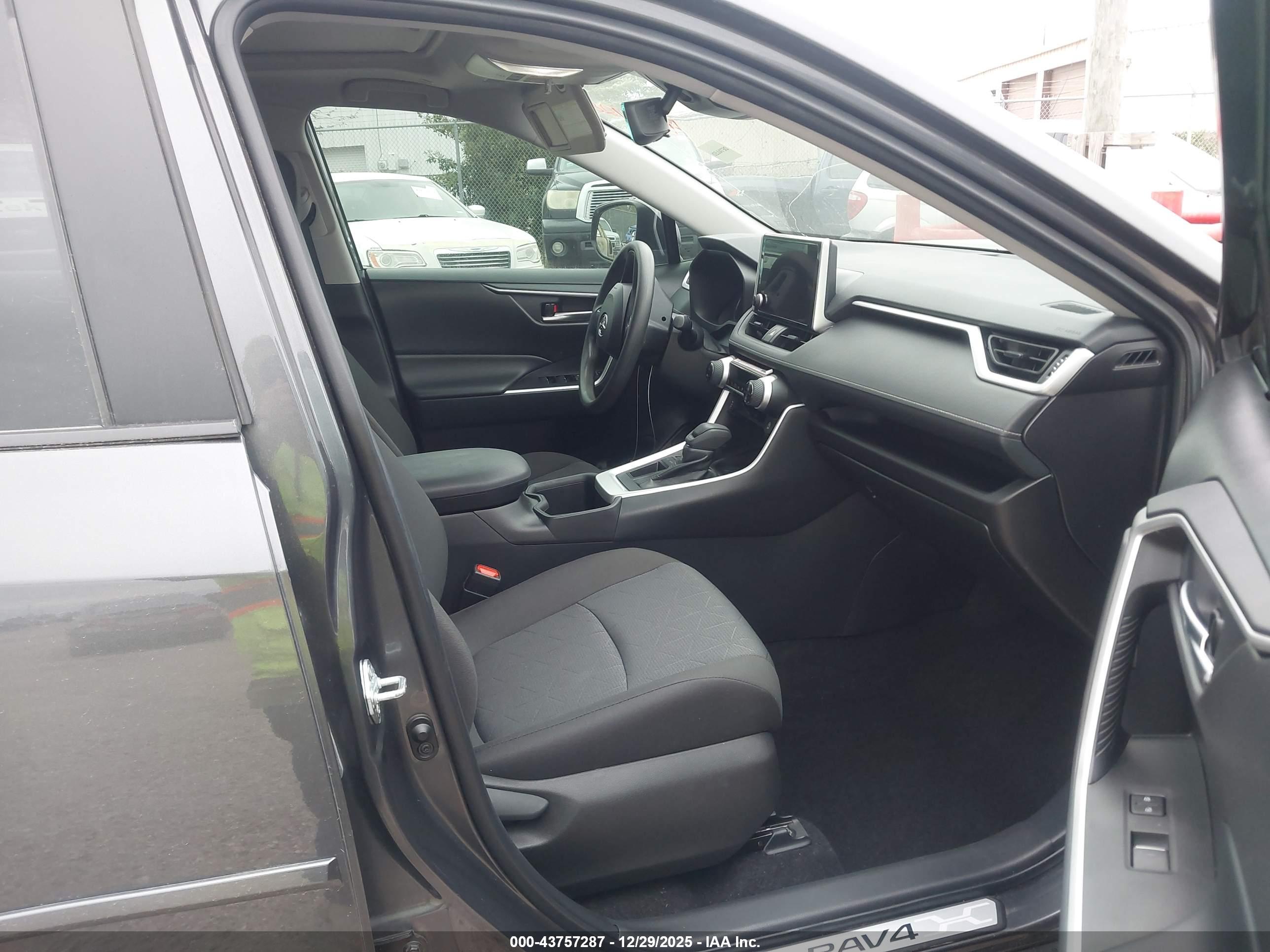 TOYOTA RAV4 image 5