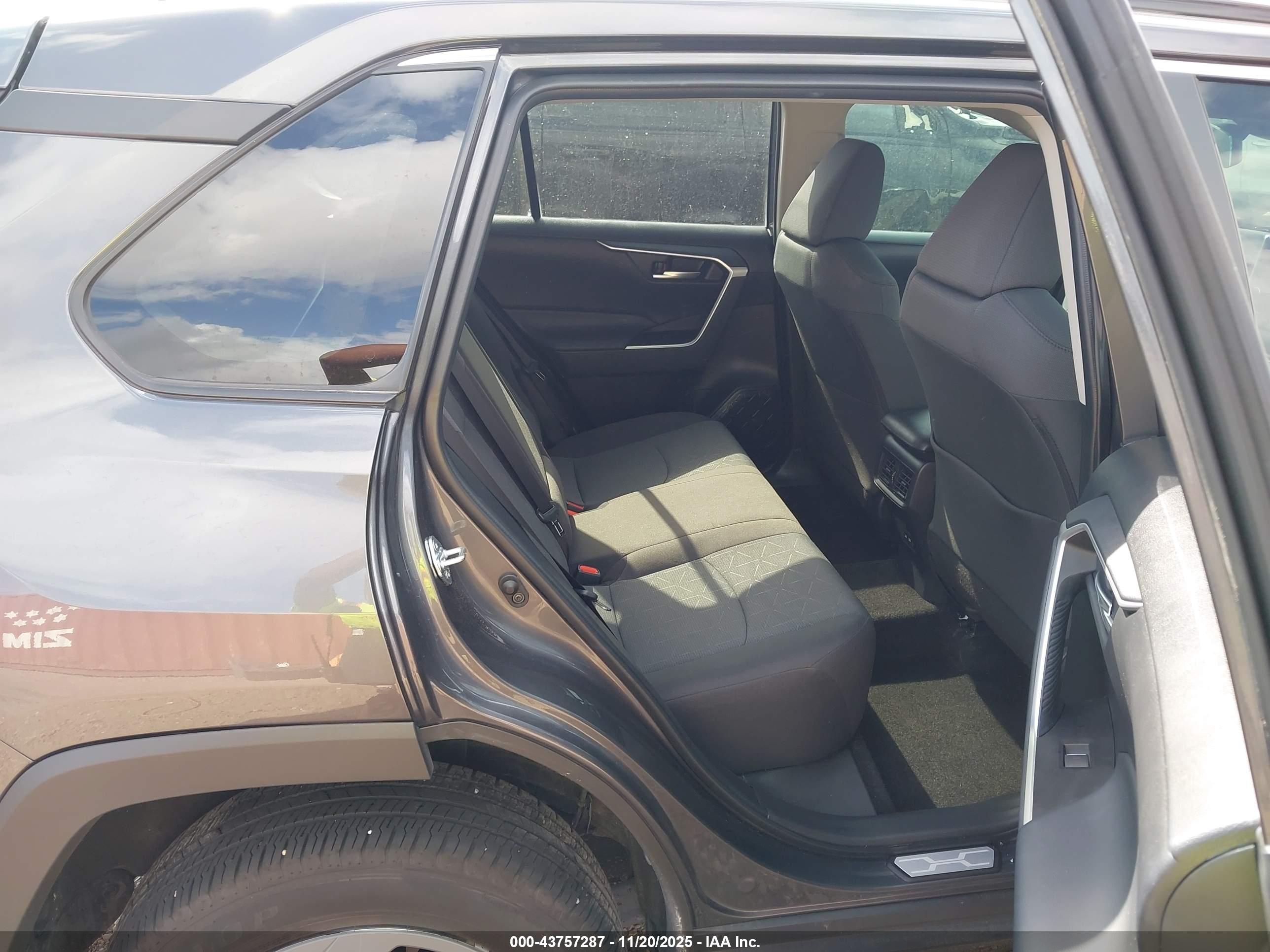 TOYOTA RAV4 image 8