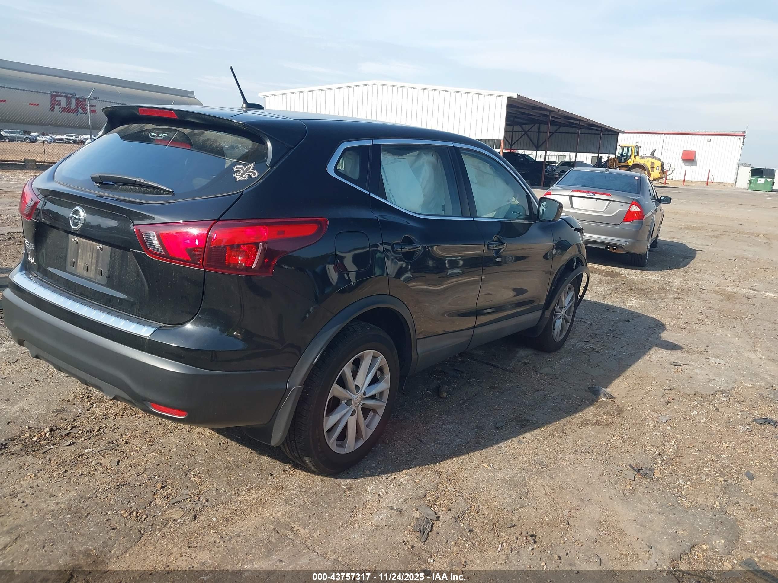 NISSAN ROGUE image 4