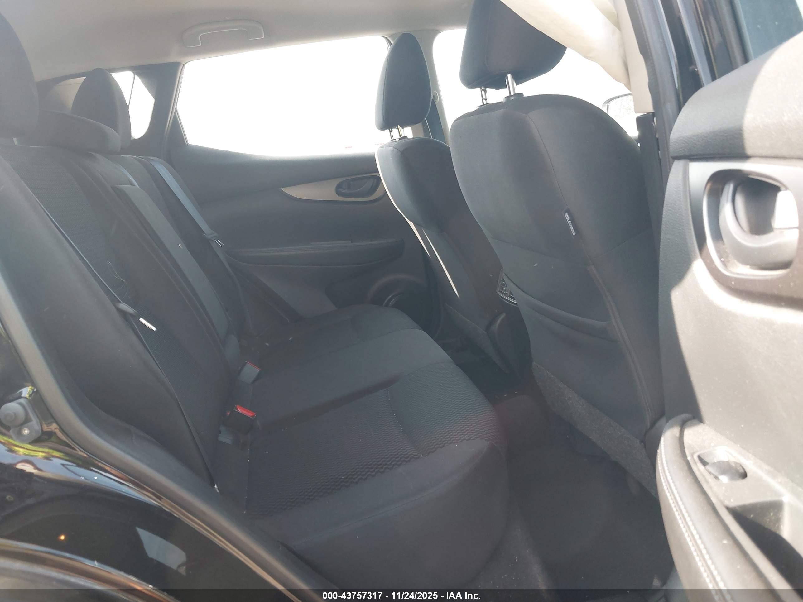 NISSAN ROGUE image 8