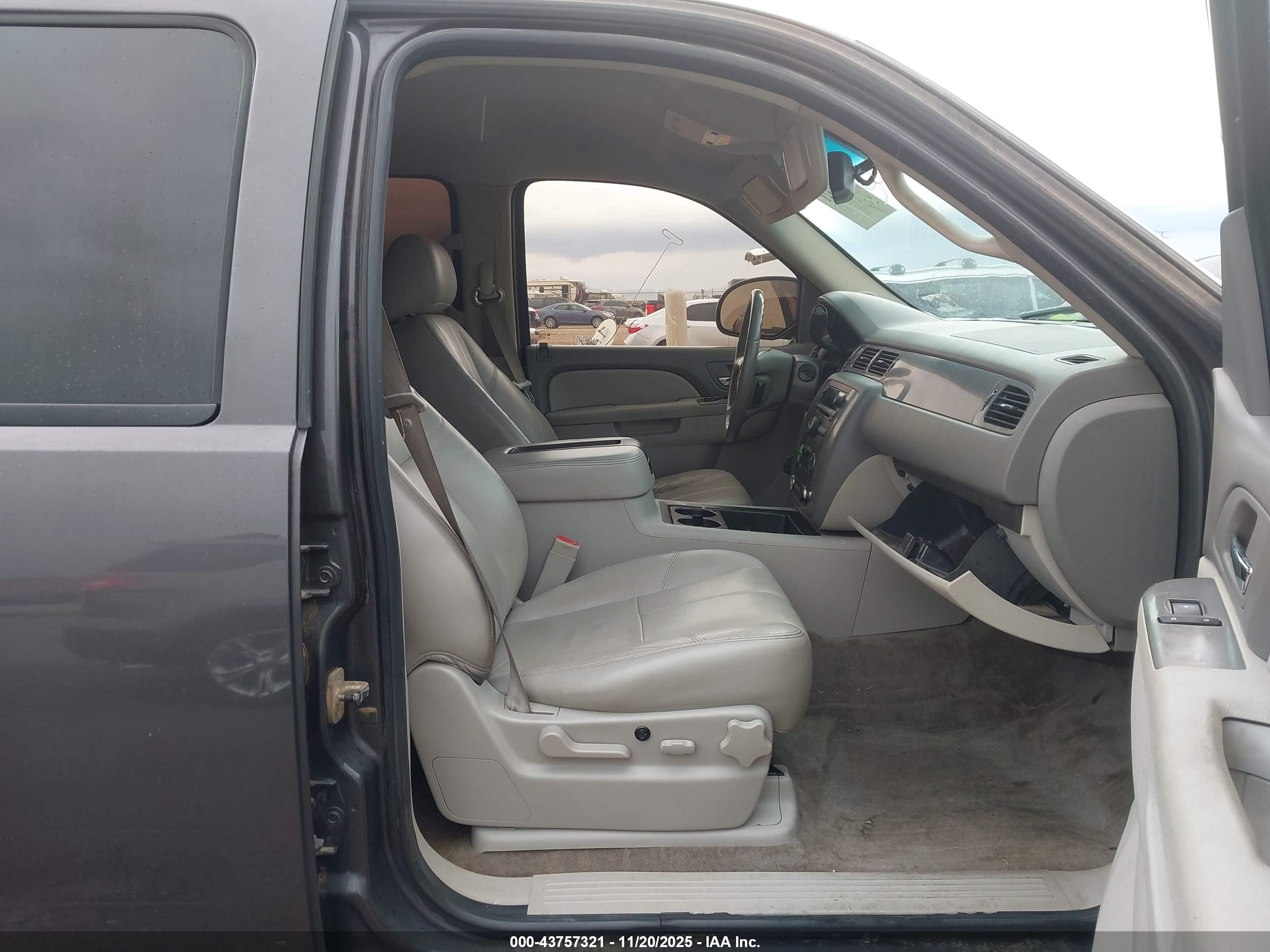 CHEVROLET TAHOE image 5