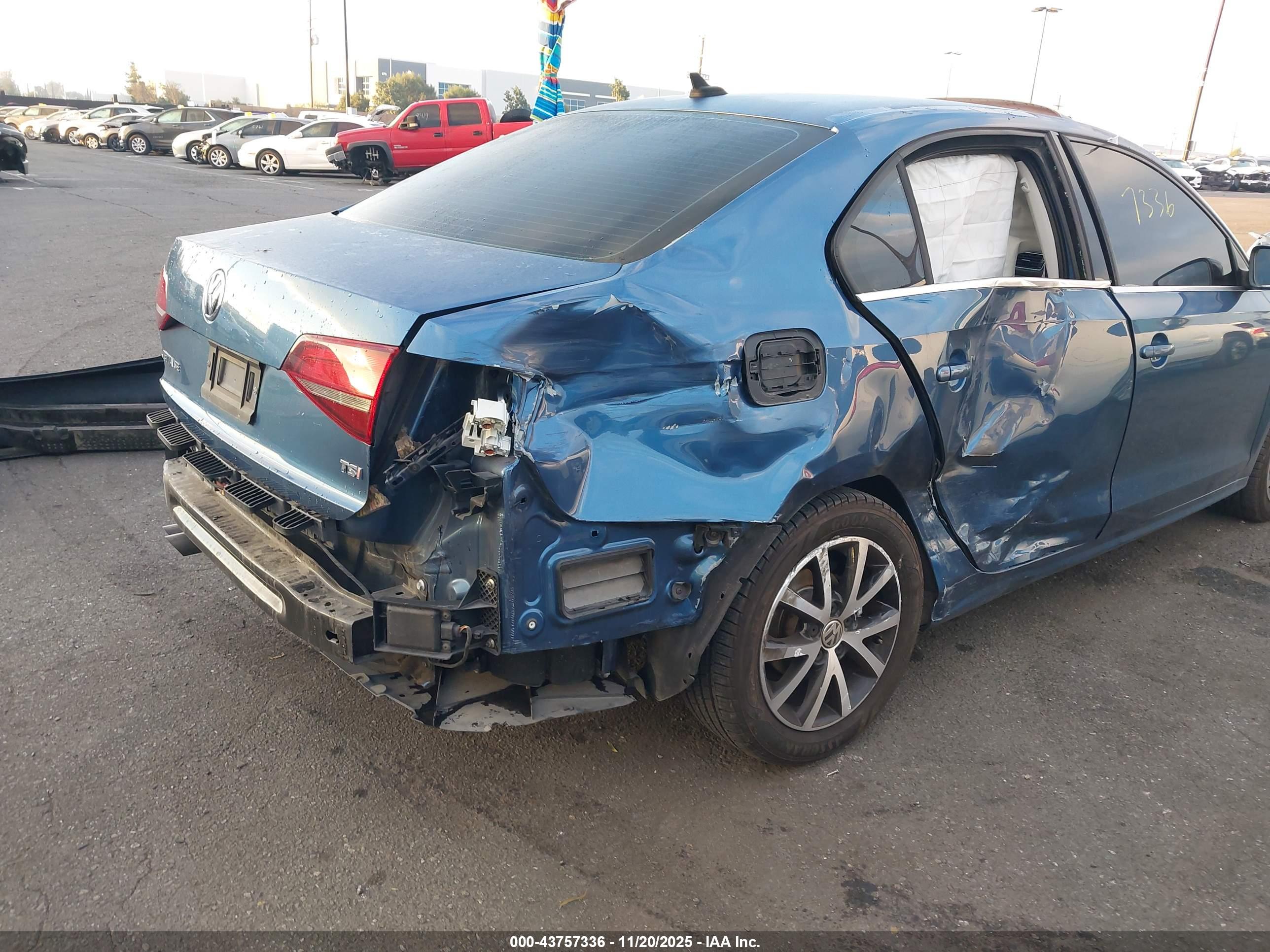 VOLKSWAGEN JETTA image 4