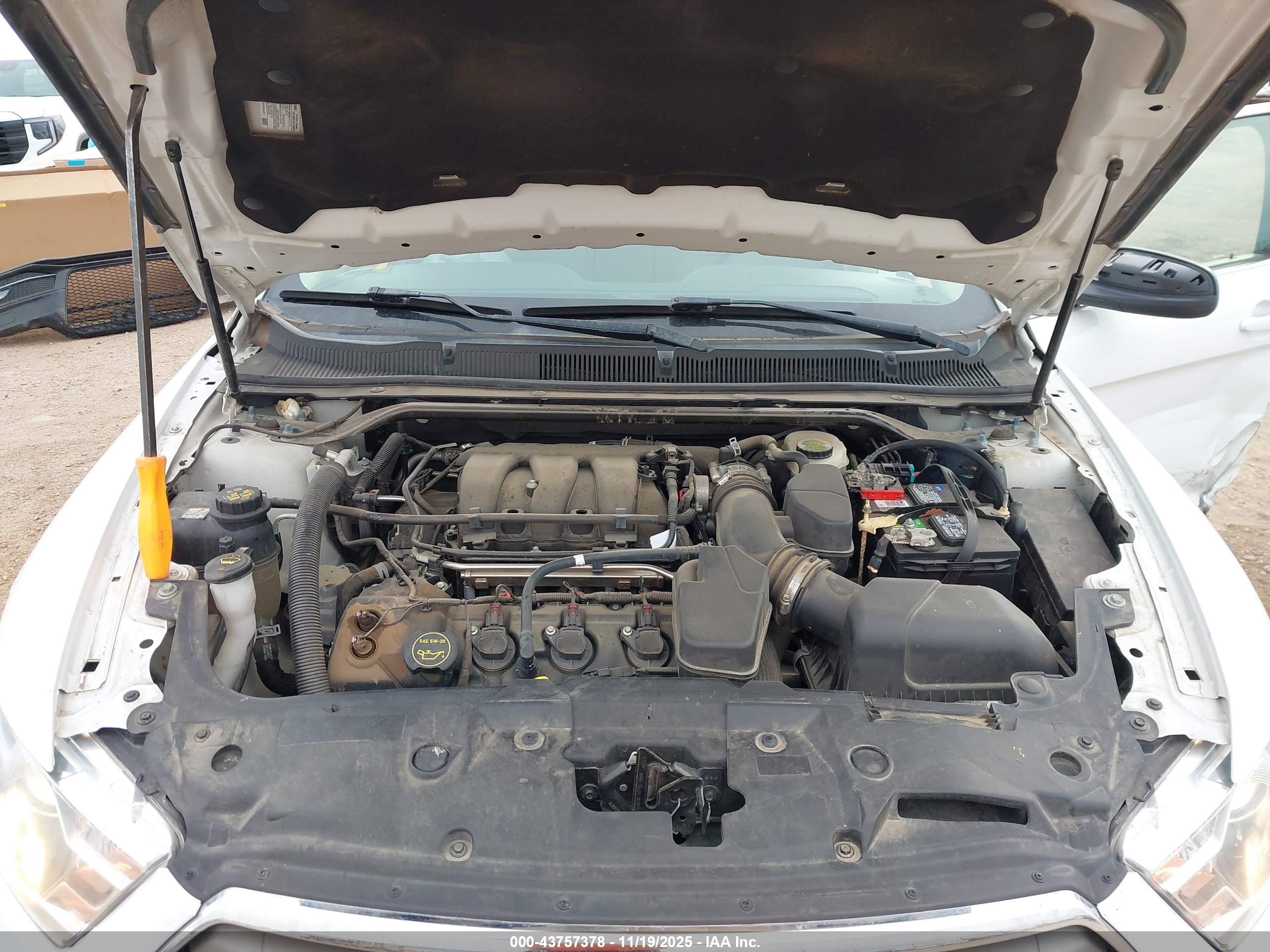 FORD TAURUS image 10