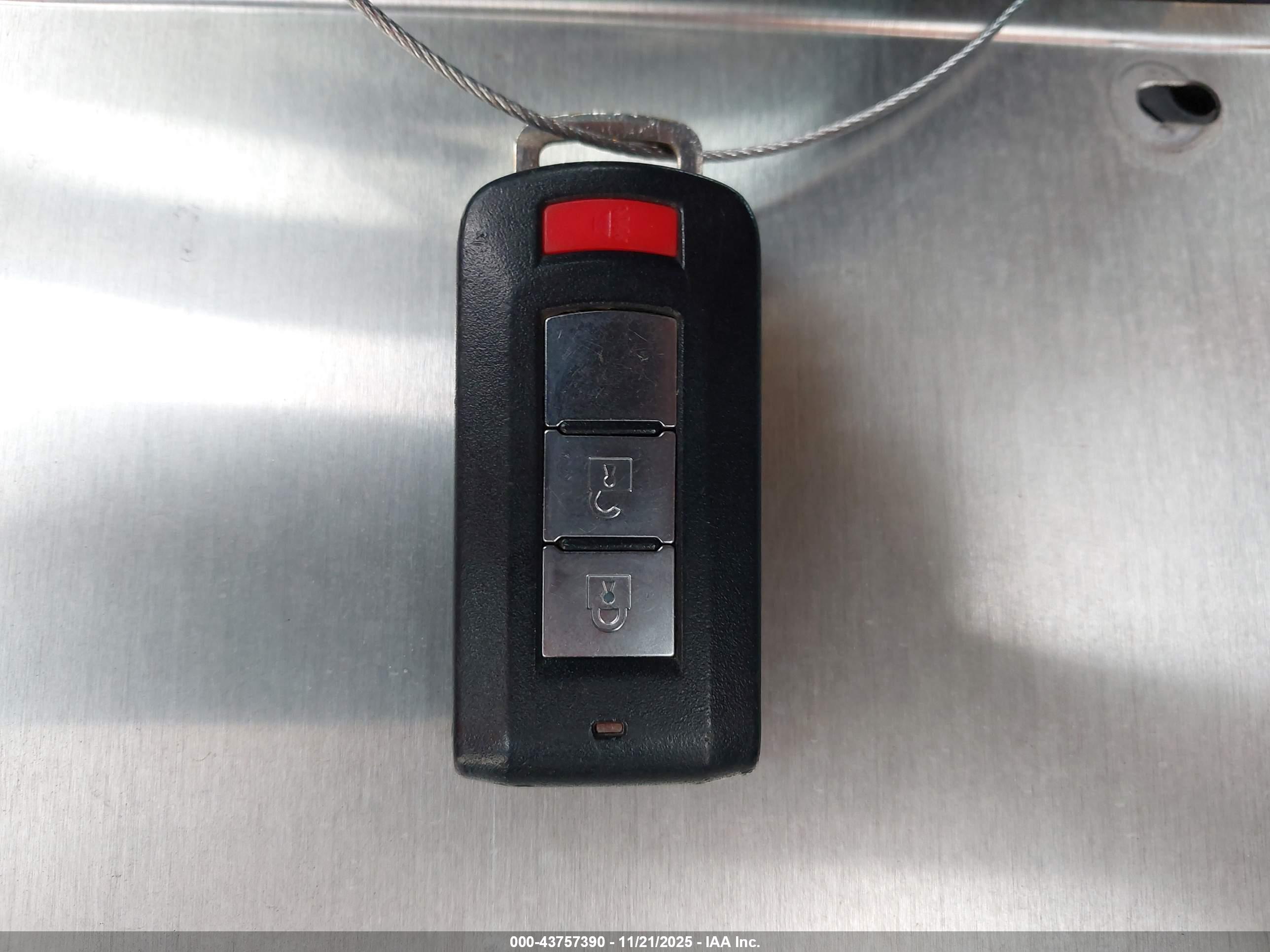 MITSUBISHI OUTLANDER image 11