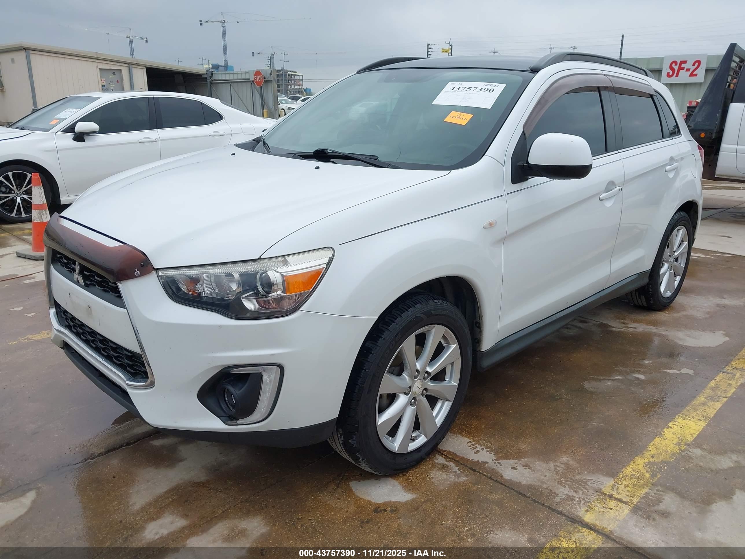 MITSUBISHI OUTLANDER image 2