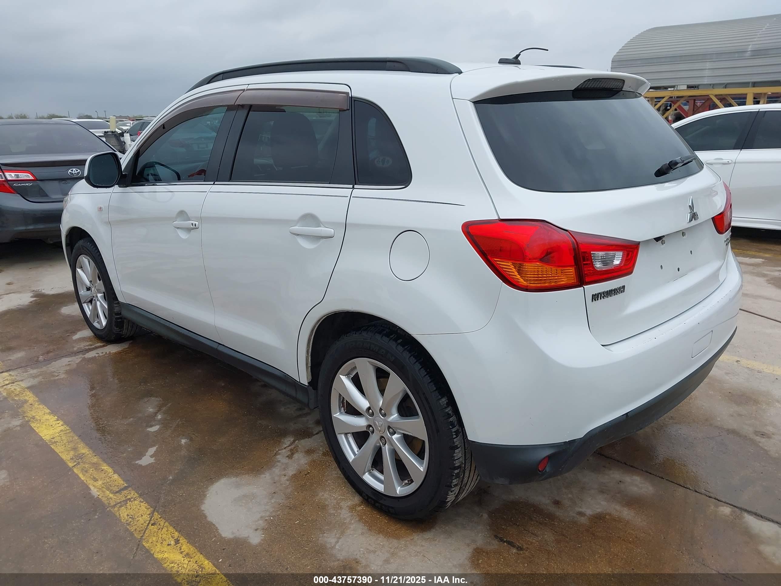 MITSUBISHI OUTLANDER image 3