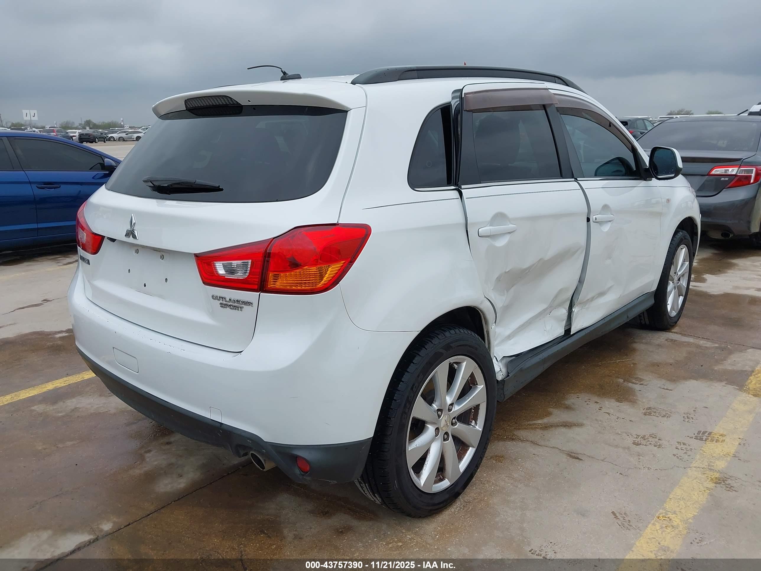 MITSUBISHI OUTLANDER image 4