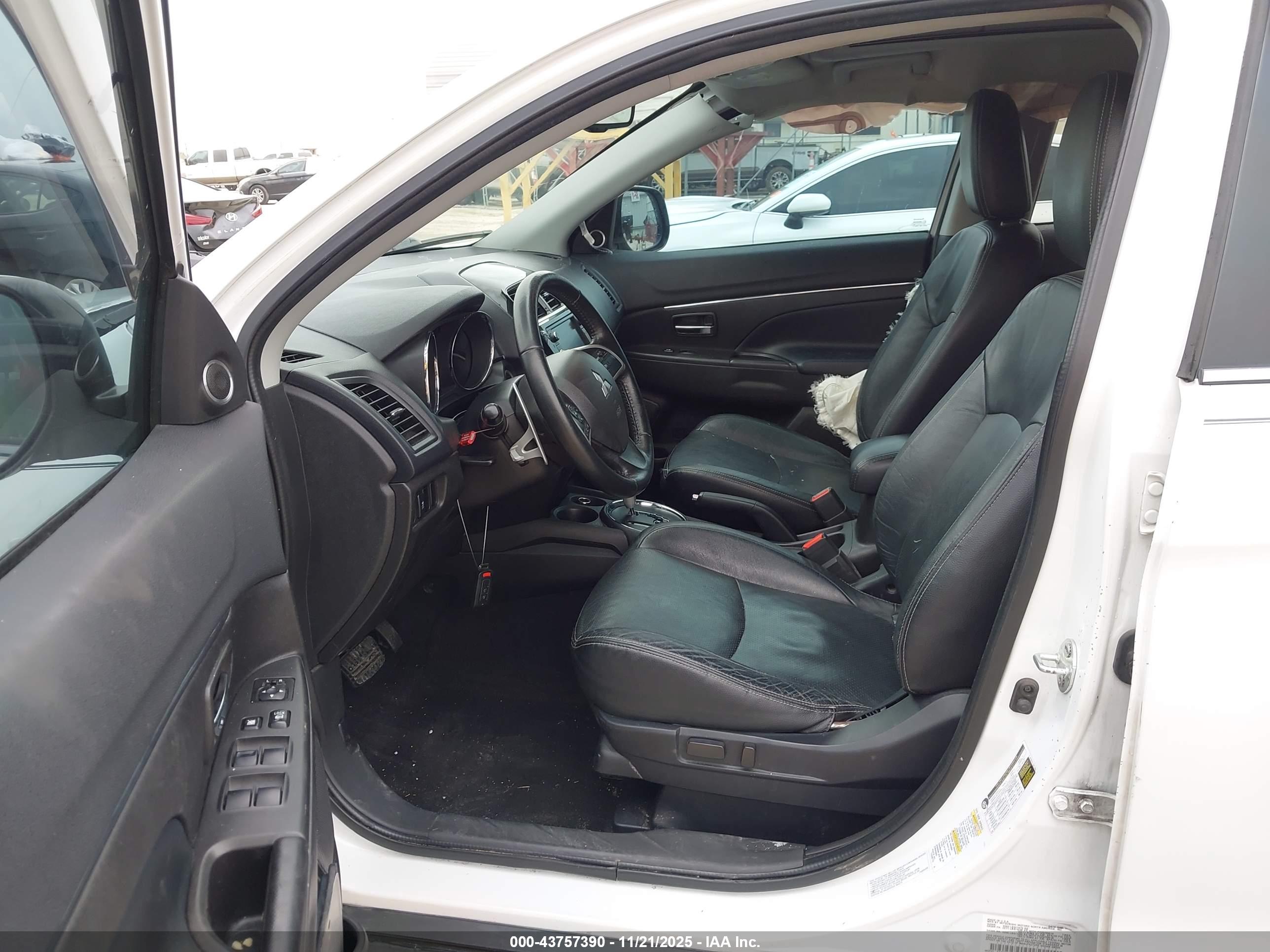 MITSUBISHI OUTLANDER image 5