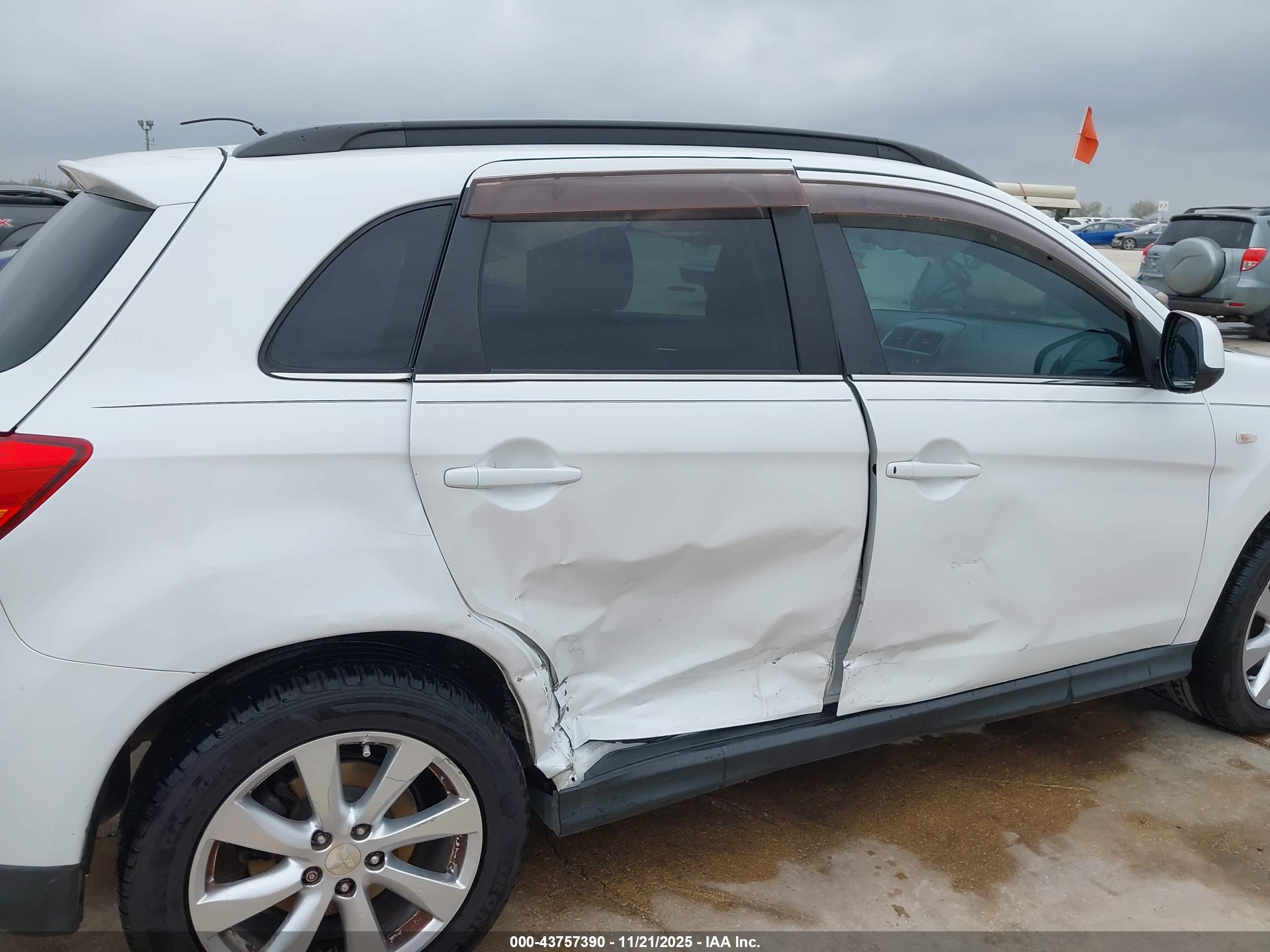 MITSUBISHI OUTLANDER image 6