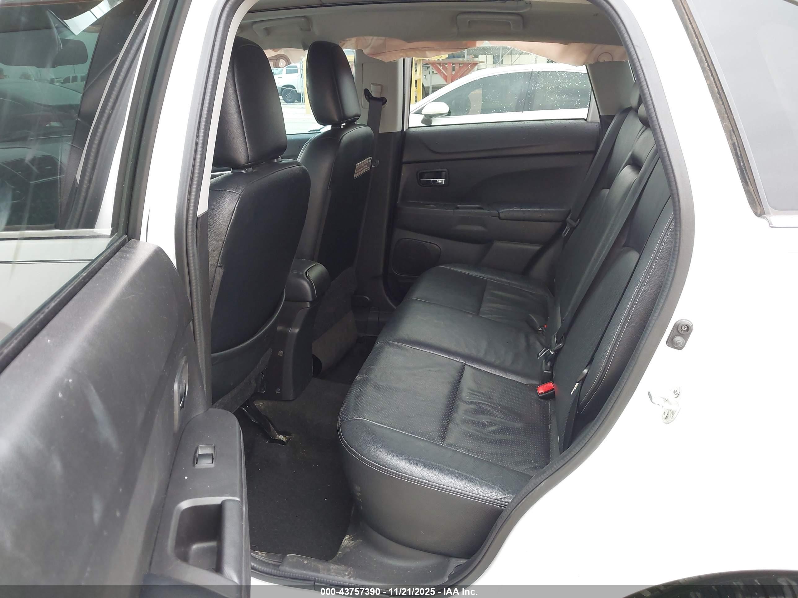MITSUBISHI OUTLANDER image 8