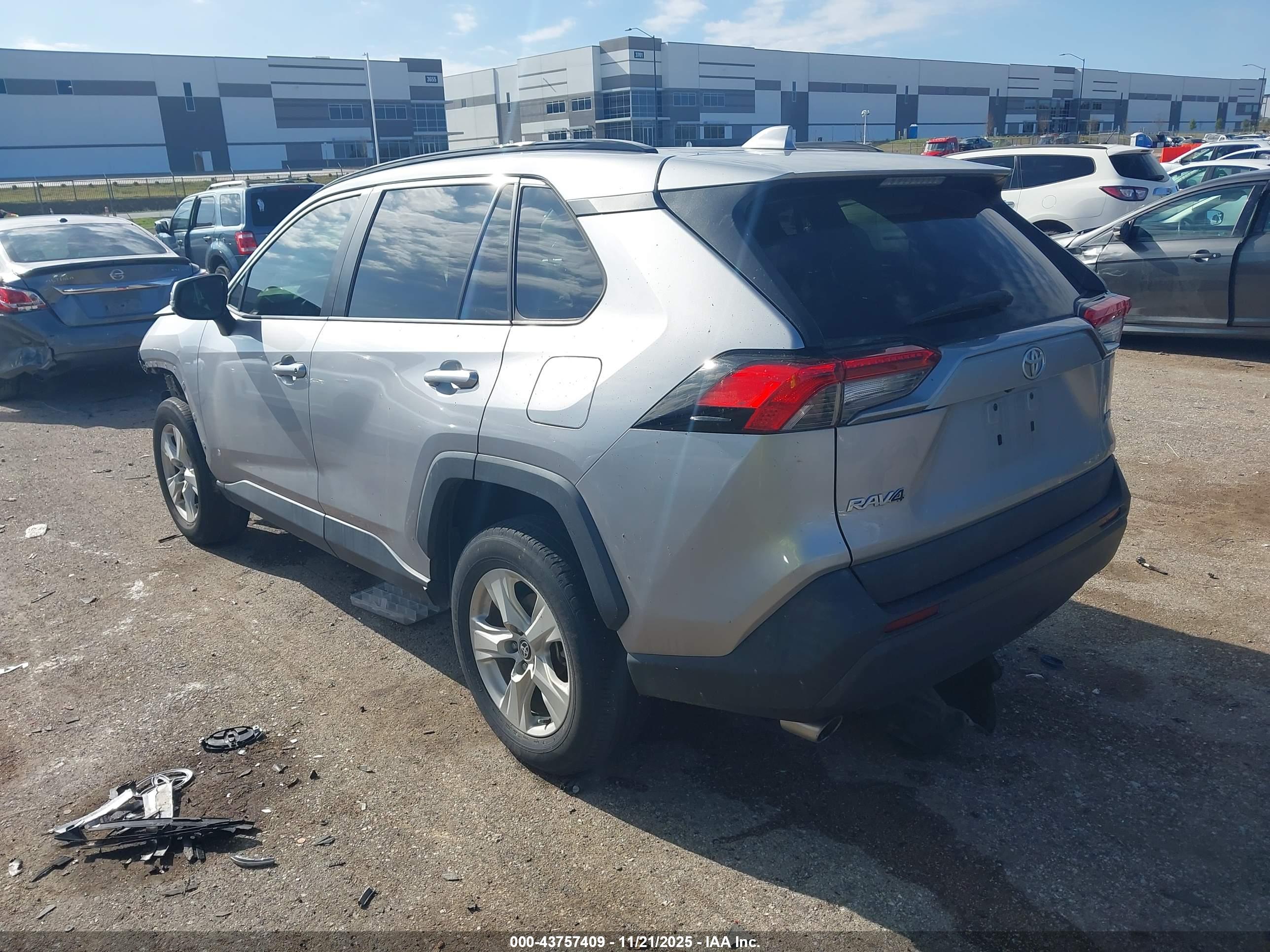 TOYOTA RAV4 image 3
