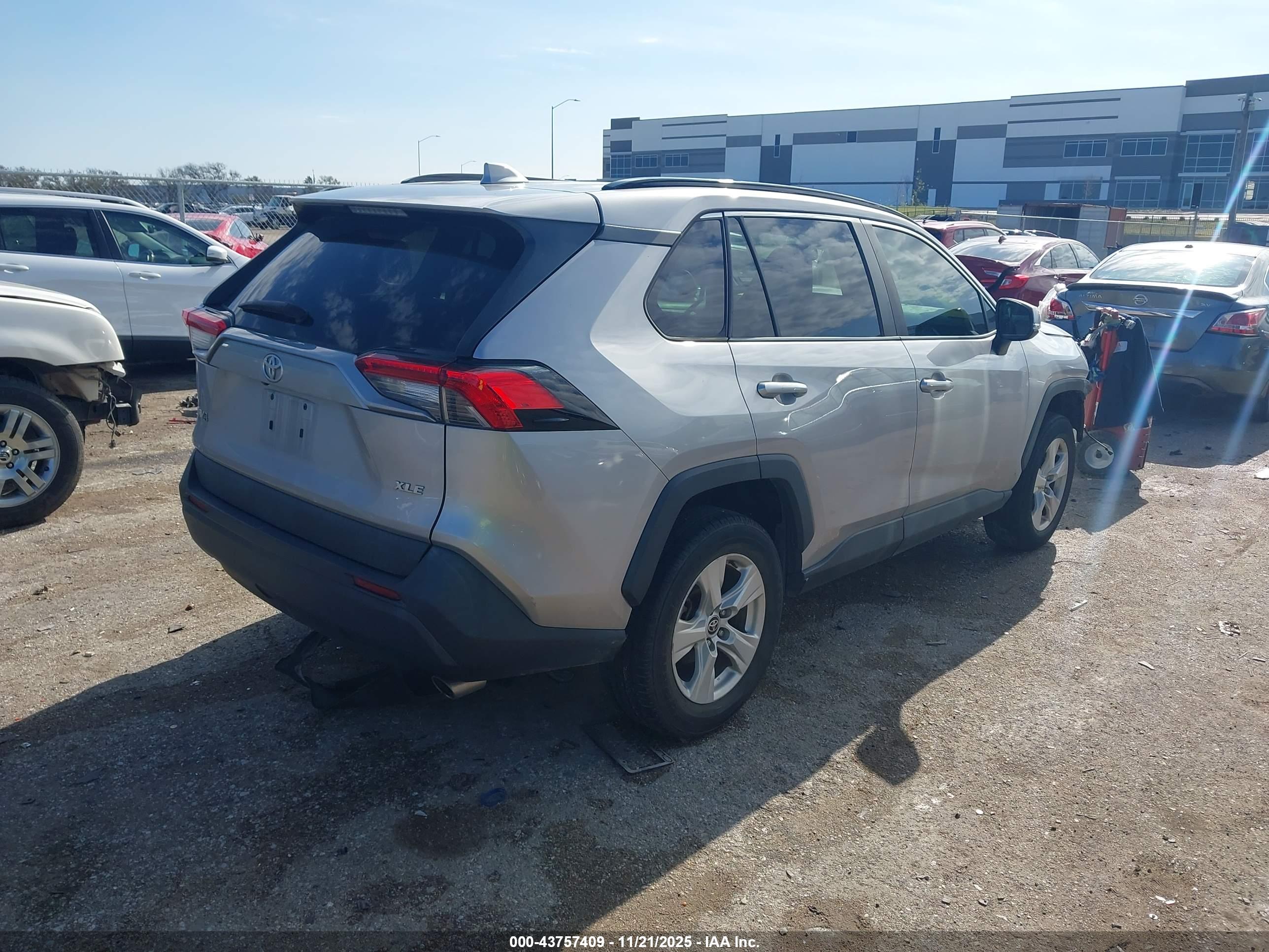 TOYOTA RAV4 image 4