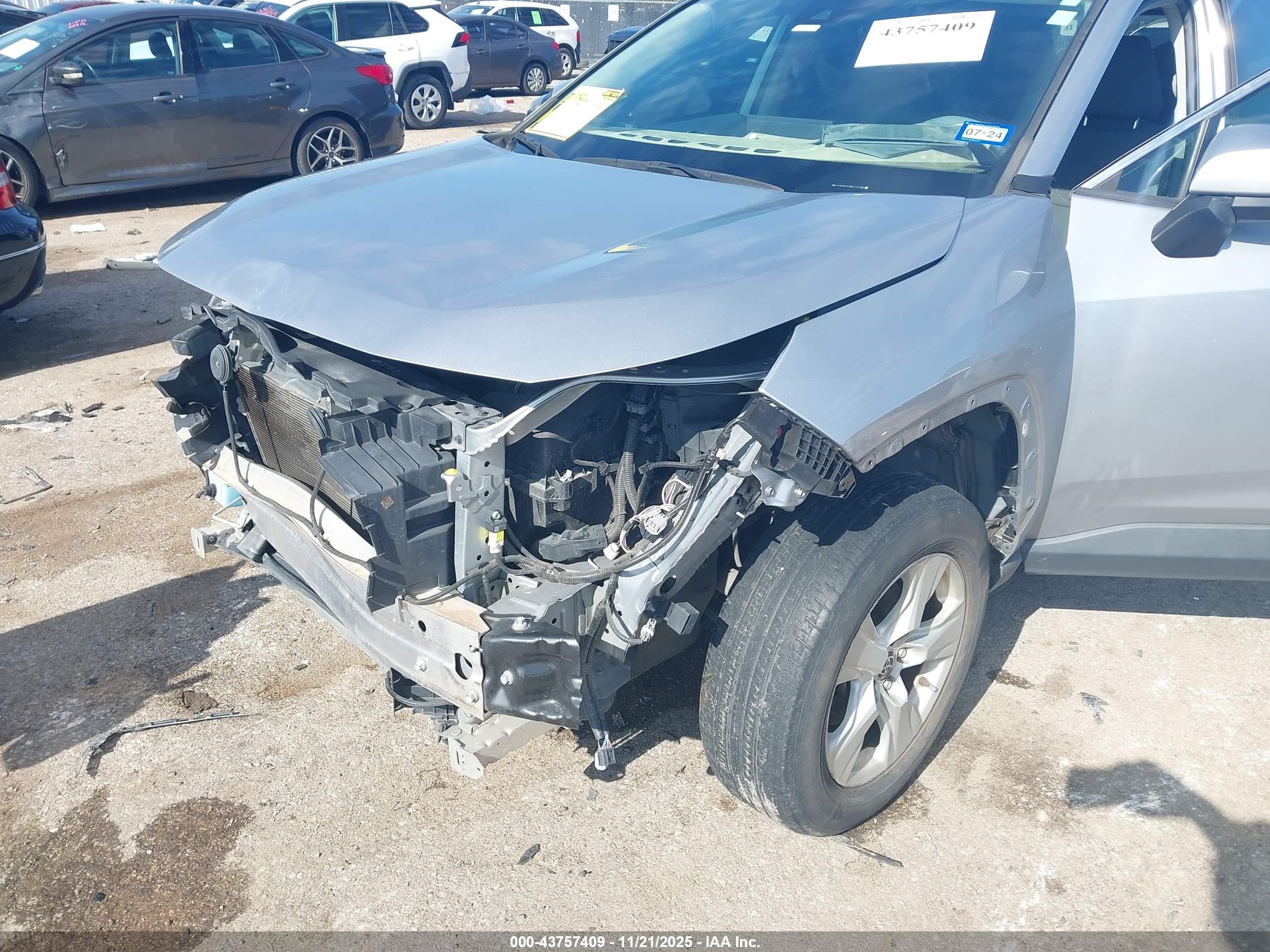 TOYOTA RAV4 image 6