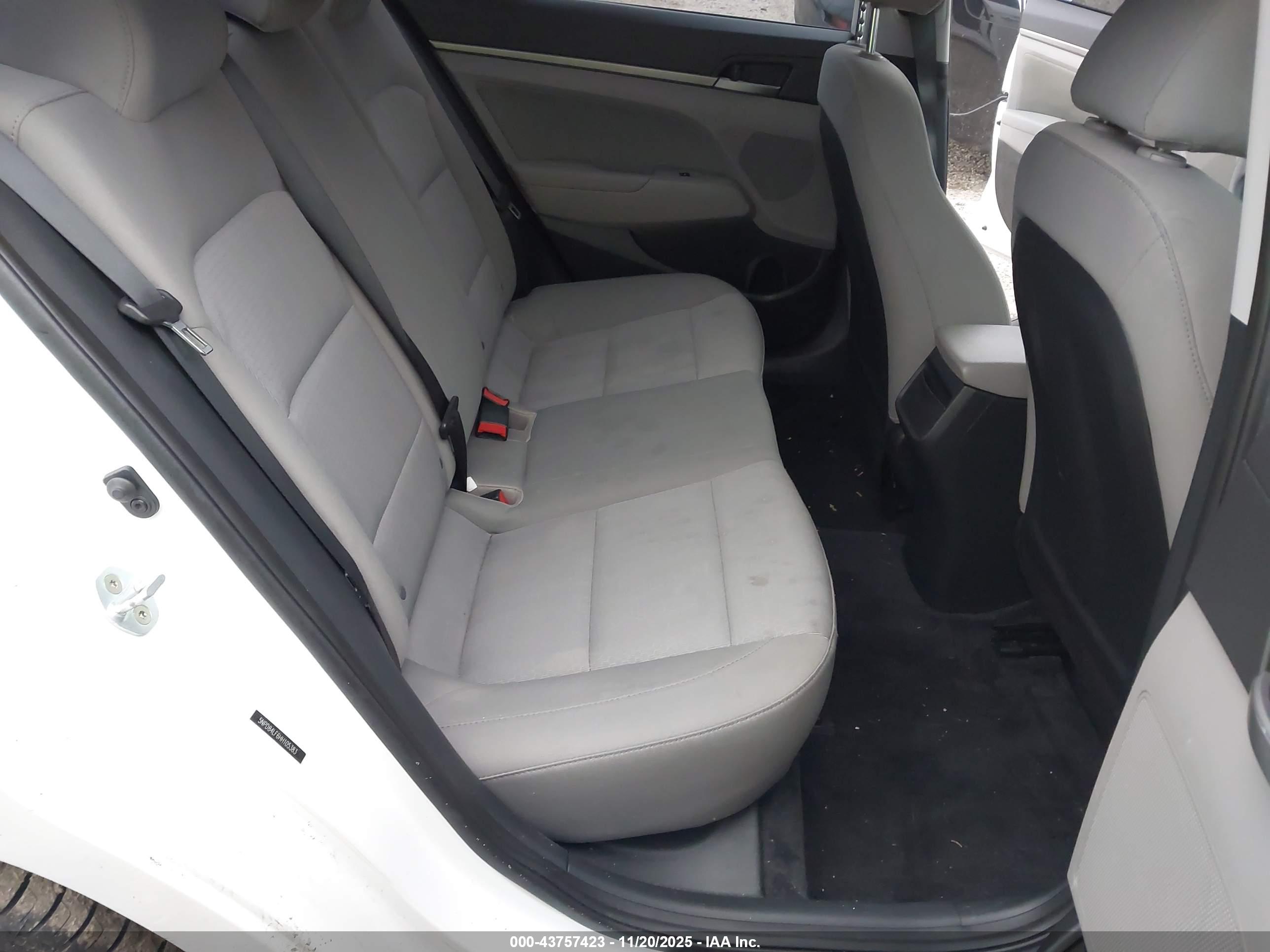 HYUNDAI ELANTRA image 8