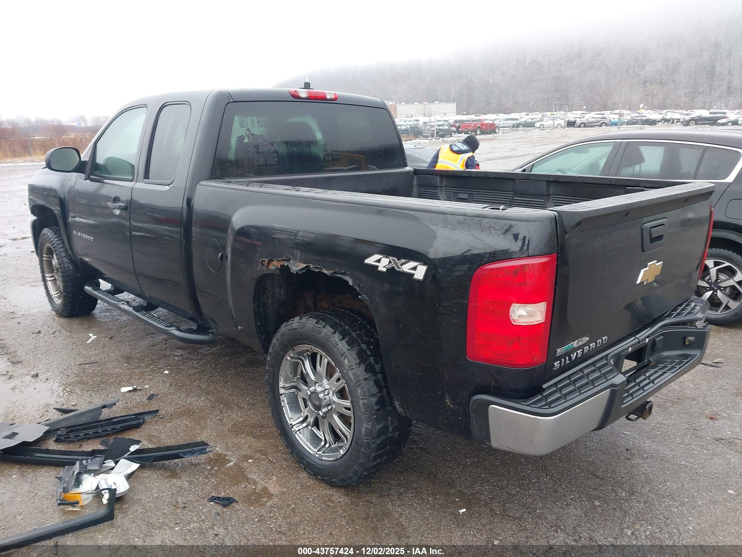 CHEVROLET SILVERADO image 3