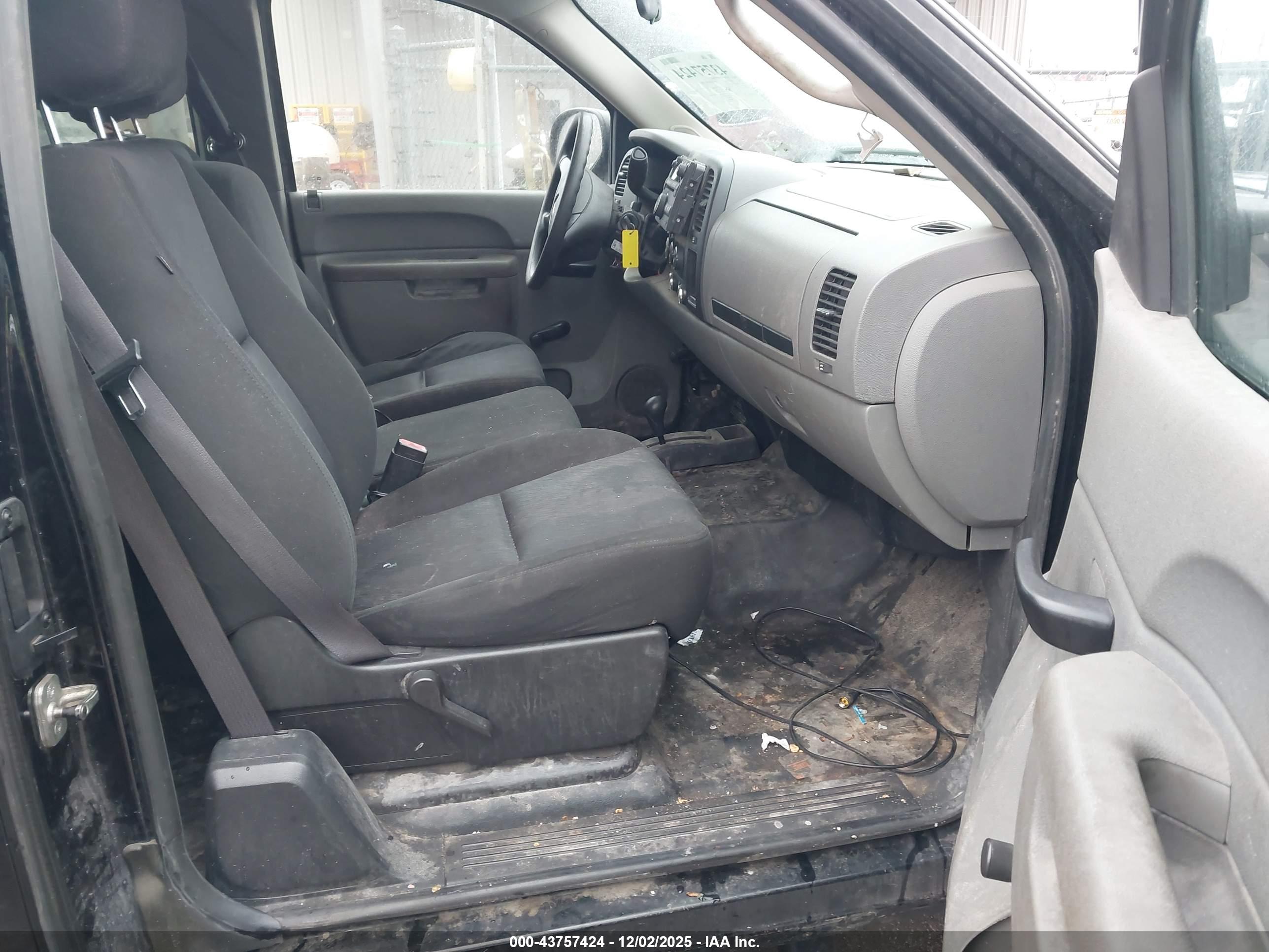 CHEVROLET SILVERADO image 5