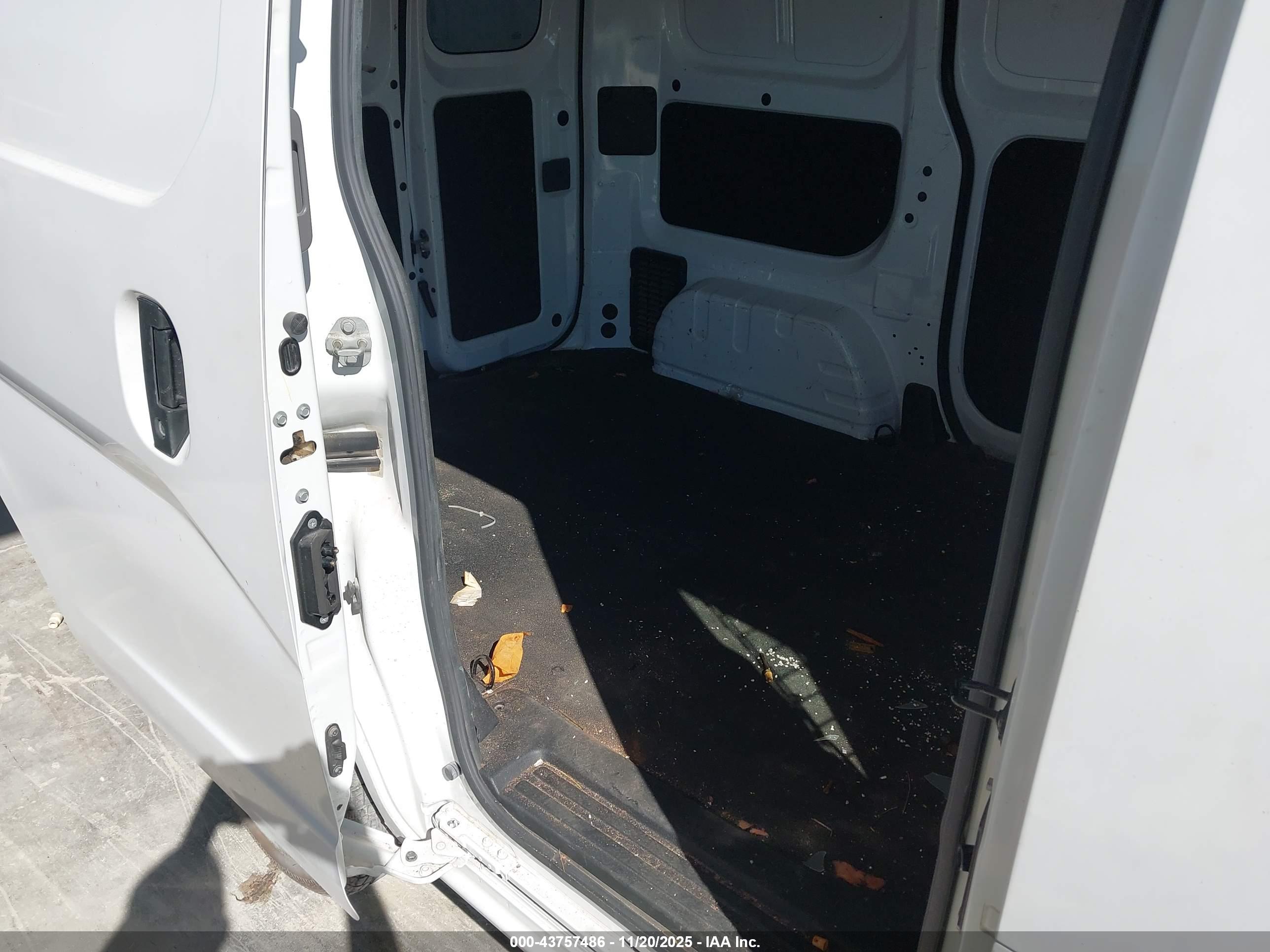 NISSAN NV200 image 8