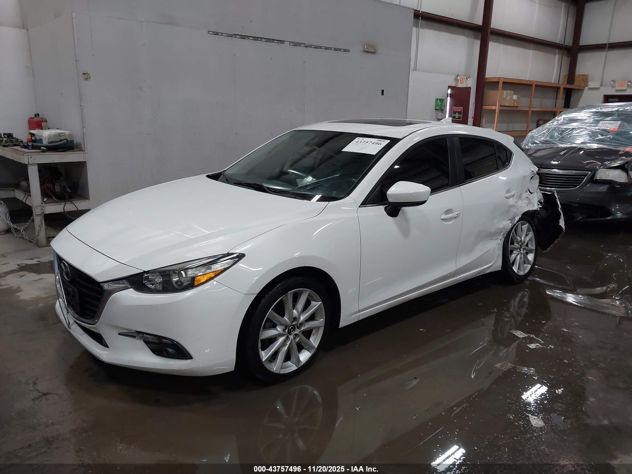 MAZDA MAZDA3 image 2
