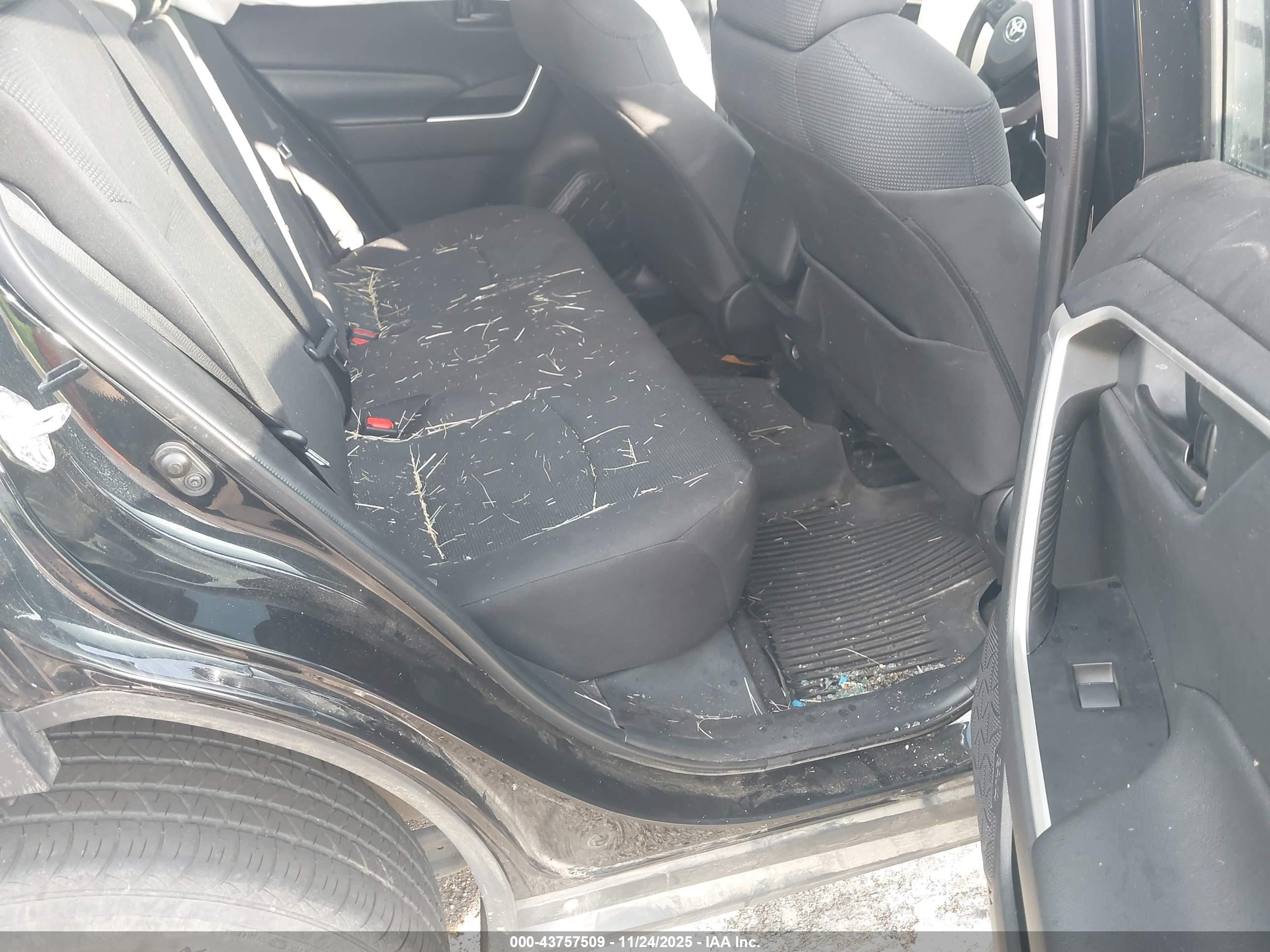 TOYOTA RAV4 image 8