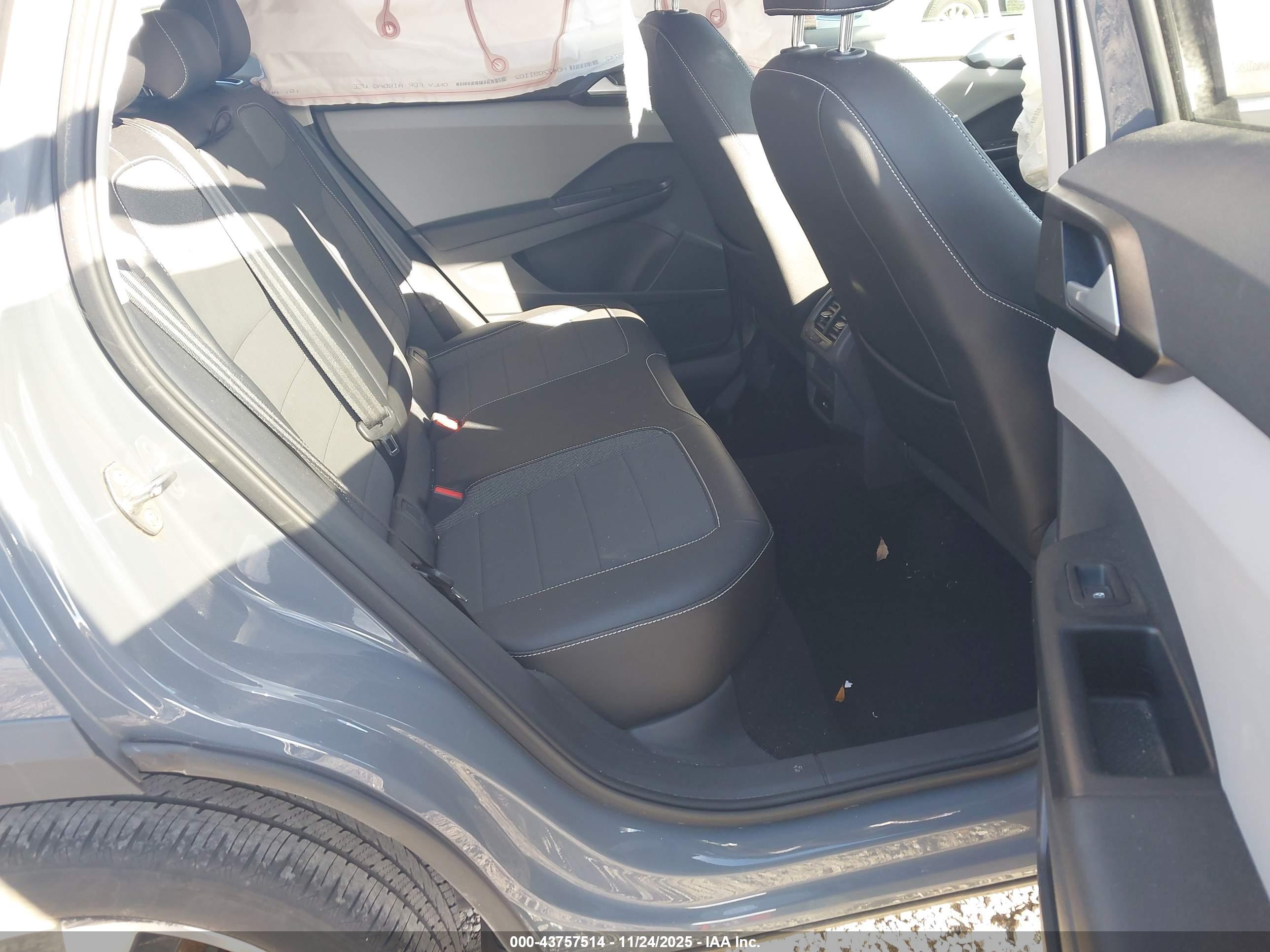 VOLKSWAGEN TAOS image 8