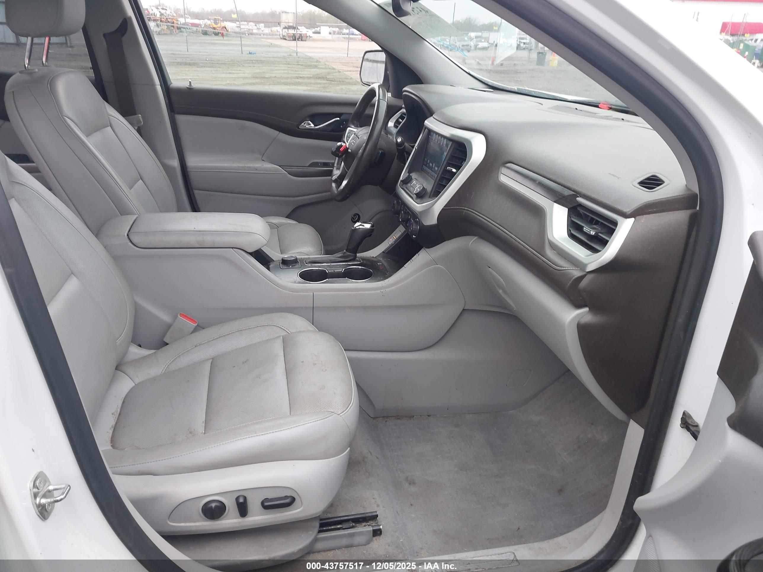 GMC ACADIA image 5