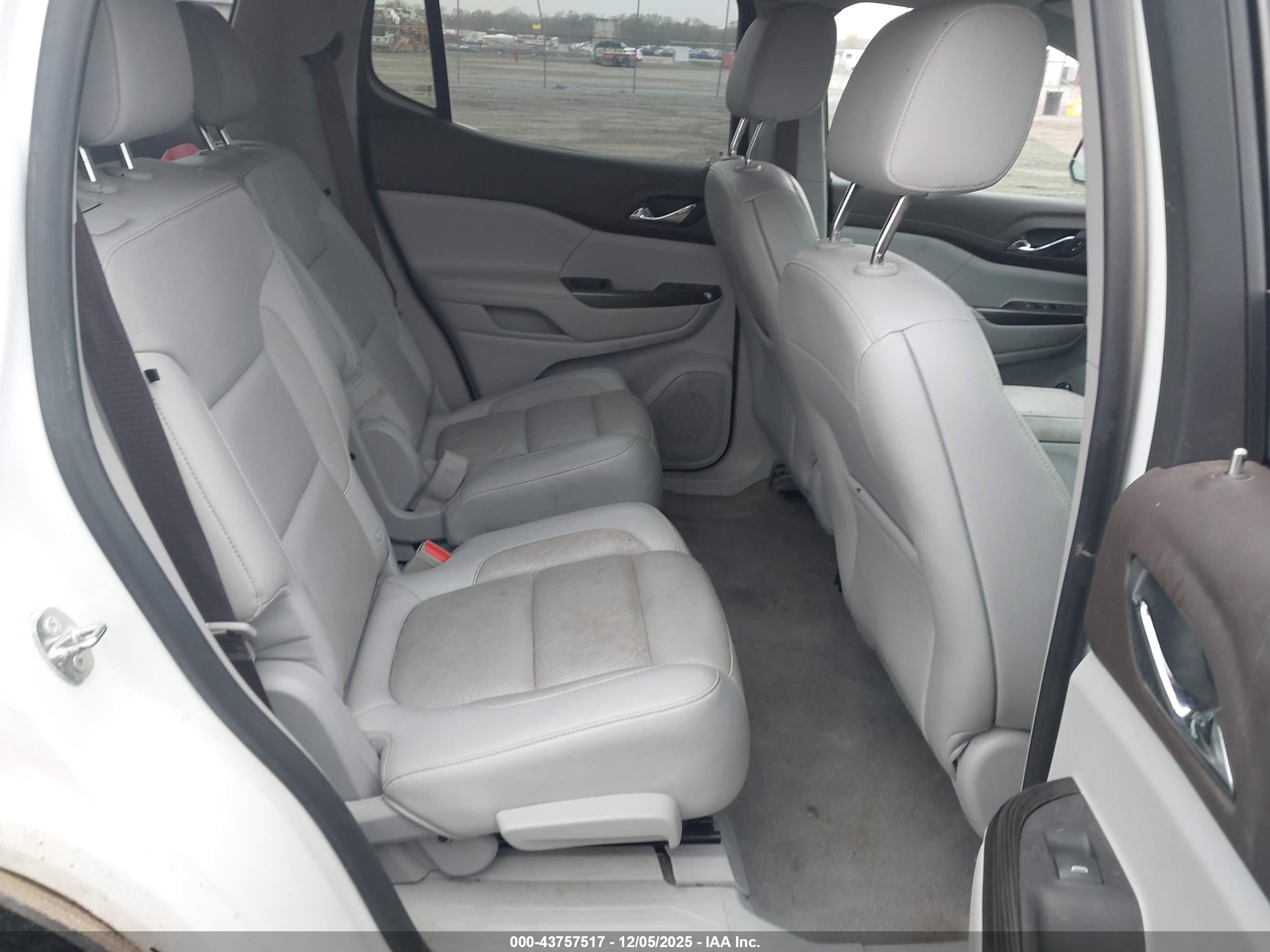 GMC ACADIA image 8