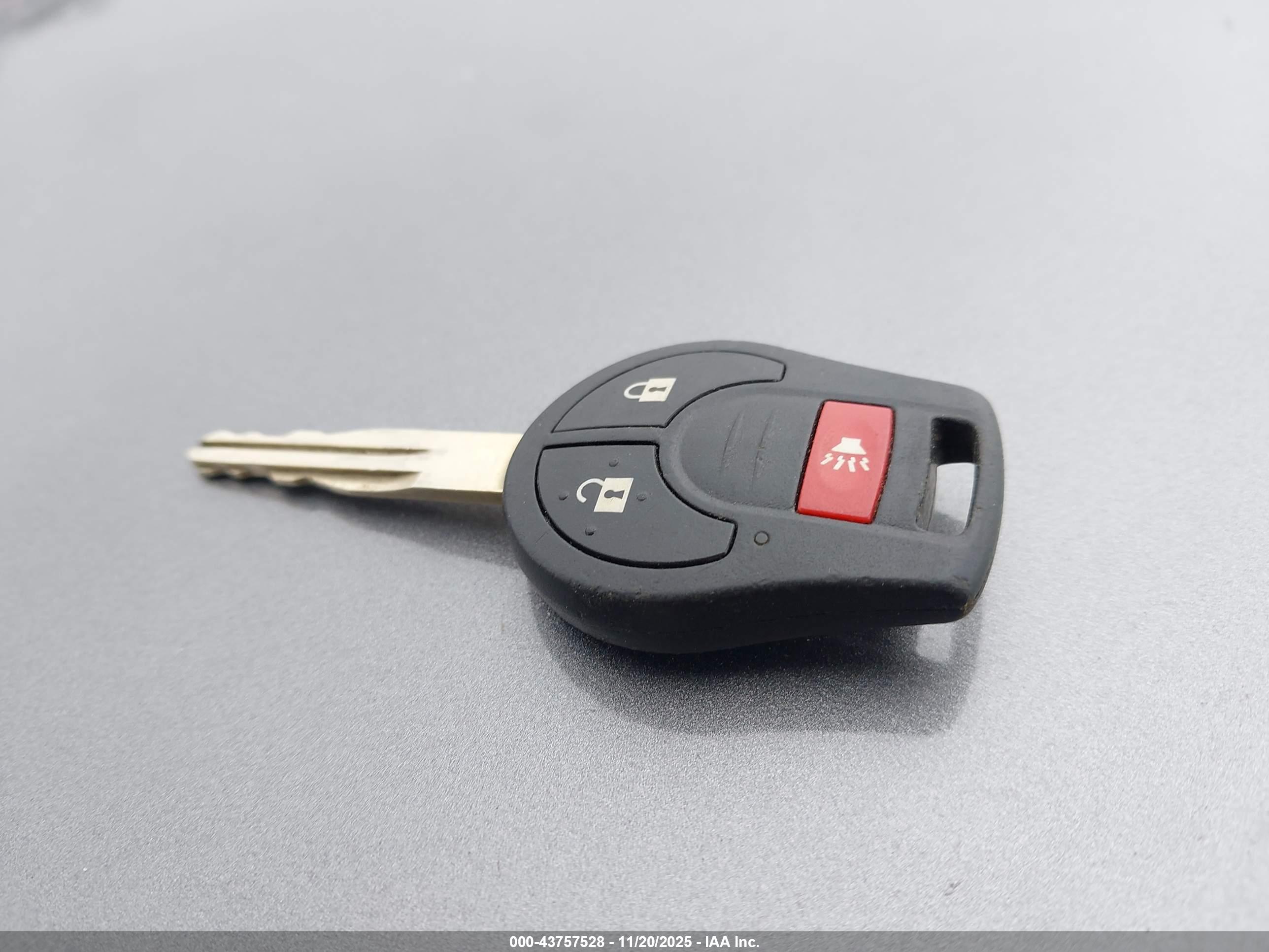 NISSAN VERSA image 11