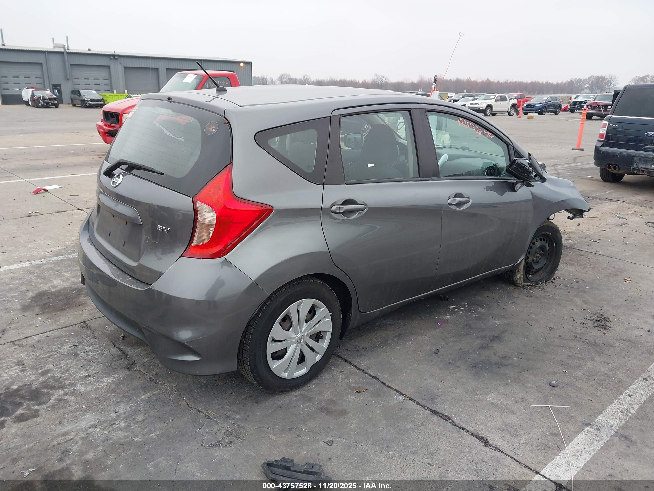 NISSAN VERSA image 4