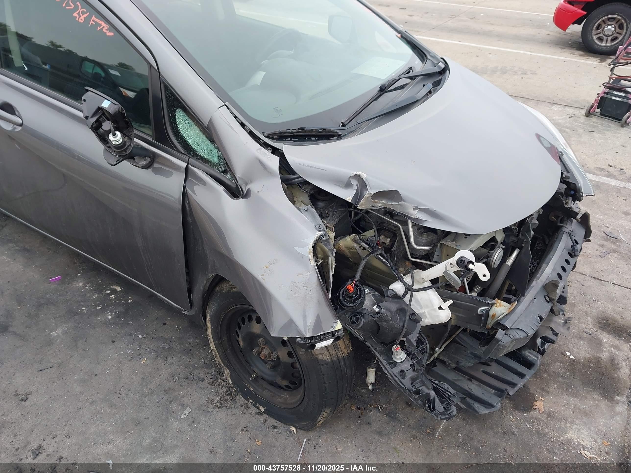 NISSAN VERSA image 6