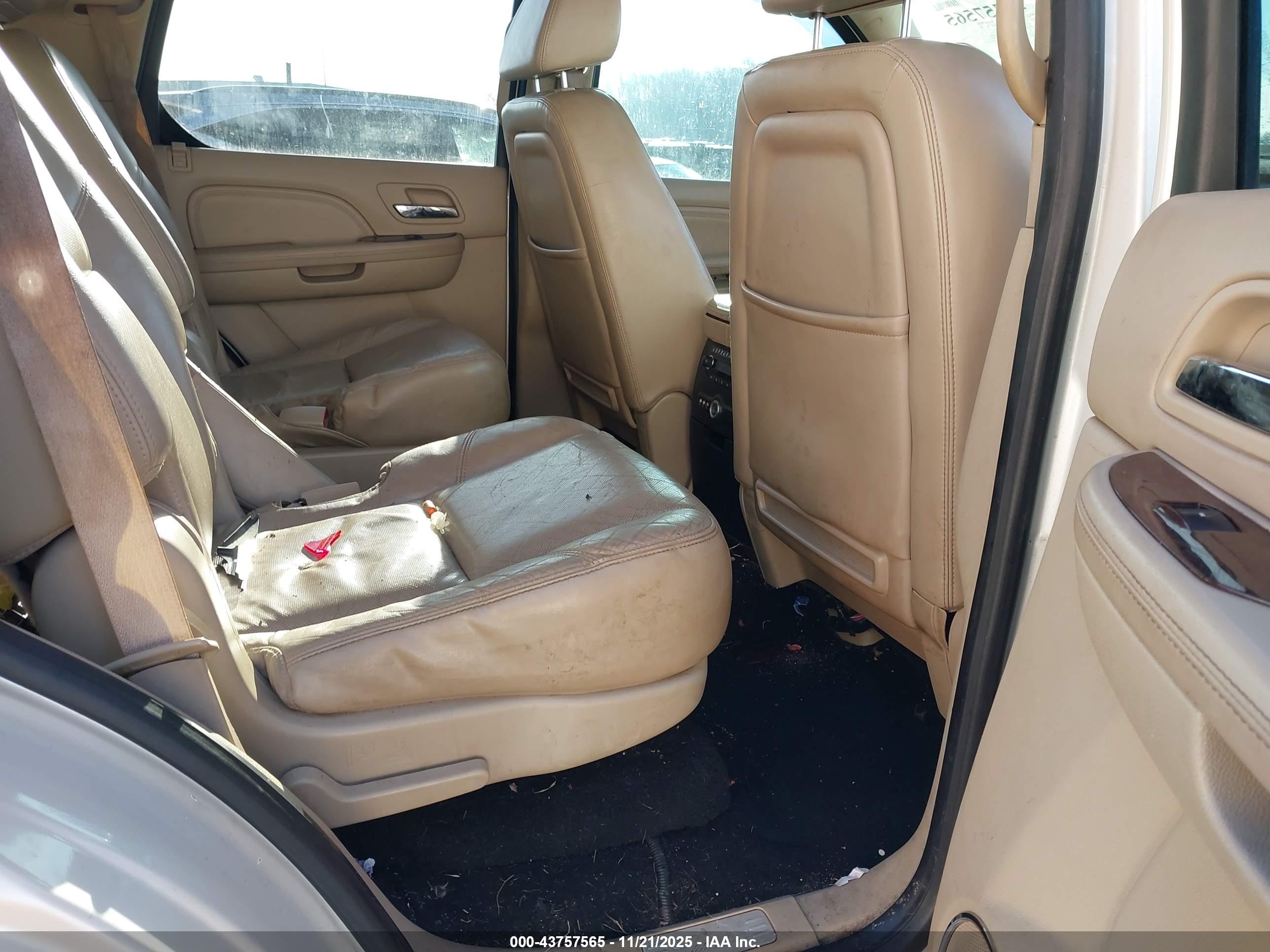 CADILLAC ESCALADE image 8