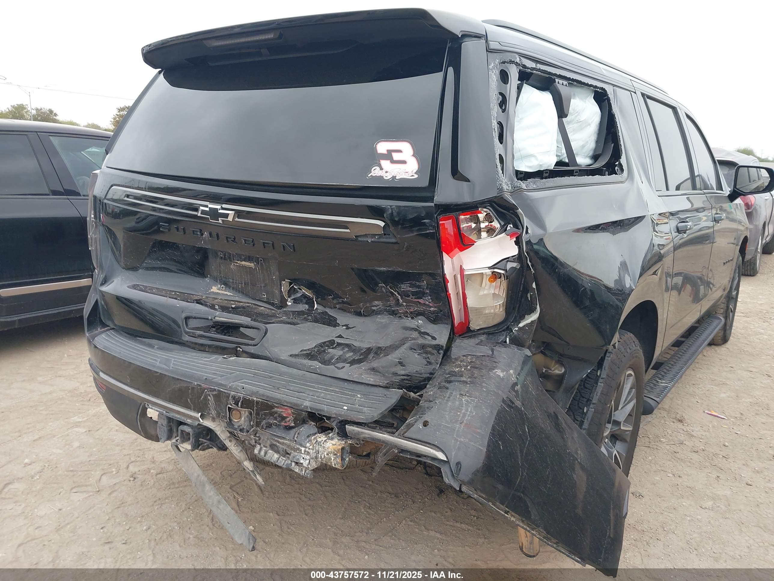 CHEVROLET SUBURBAN image 6