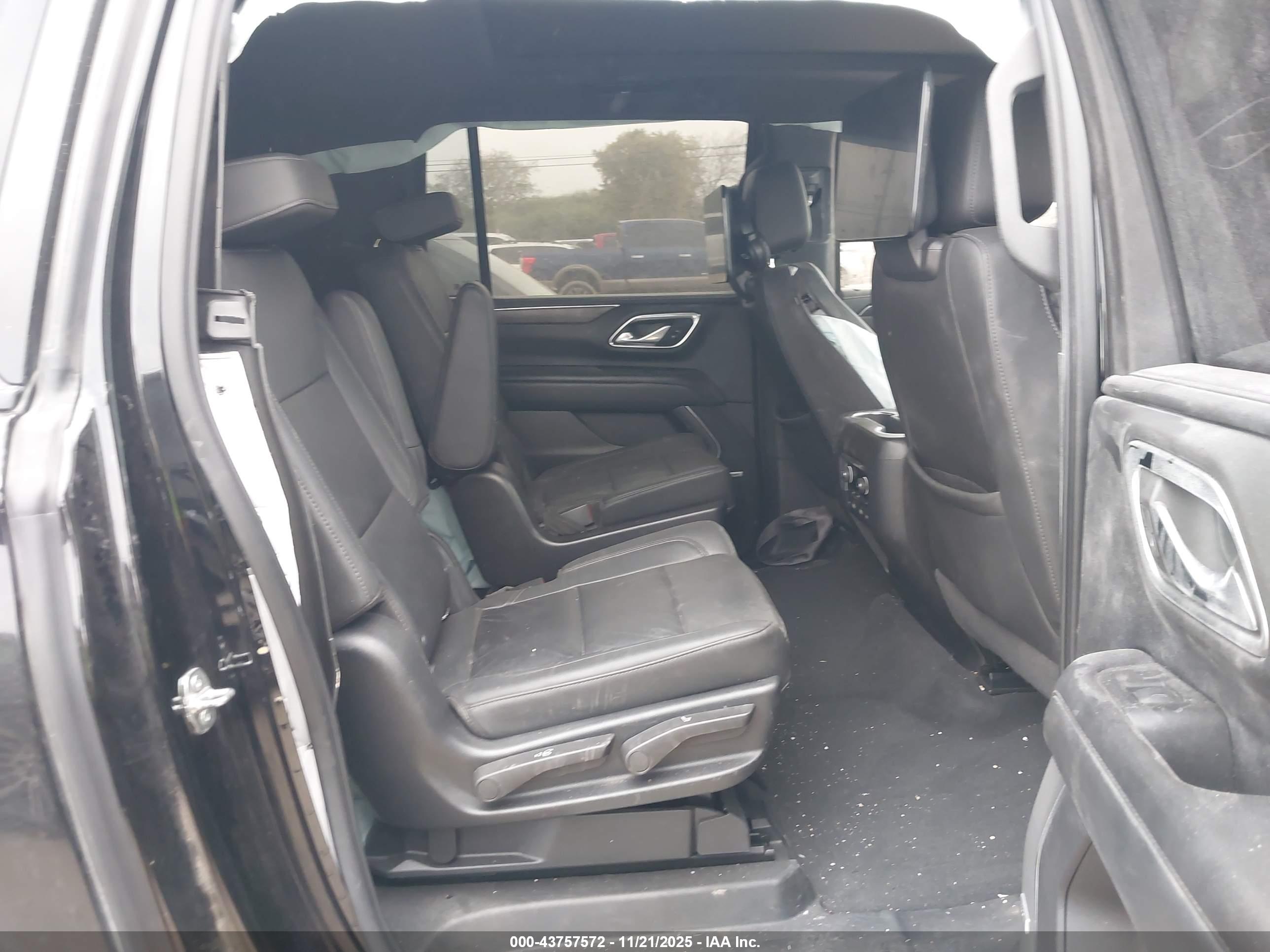 CHEVROLET SUBURBAN image 8