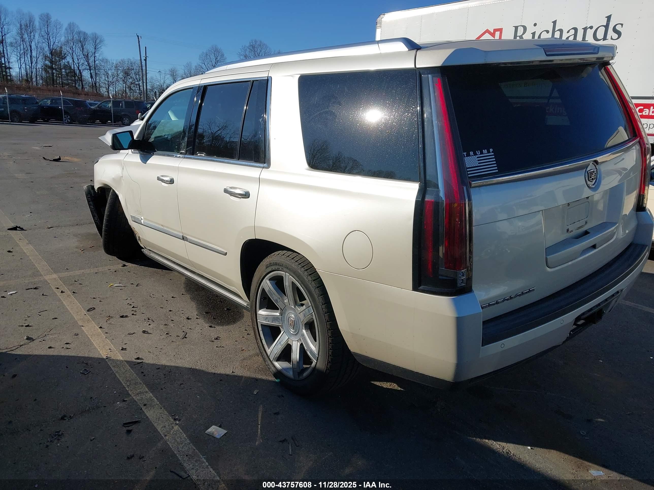 CADILLAC ESCALADE image 3