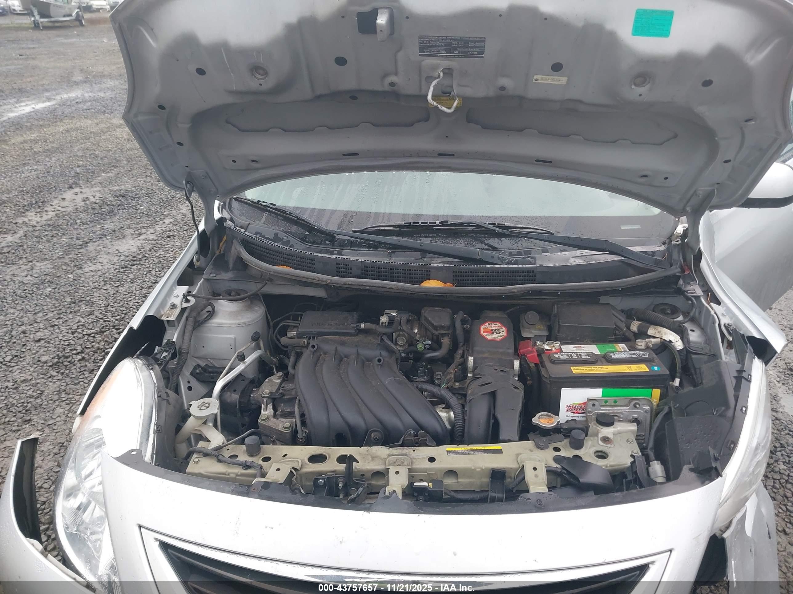 NISSAN VERSA image 10