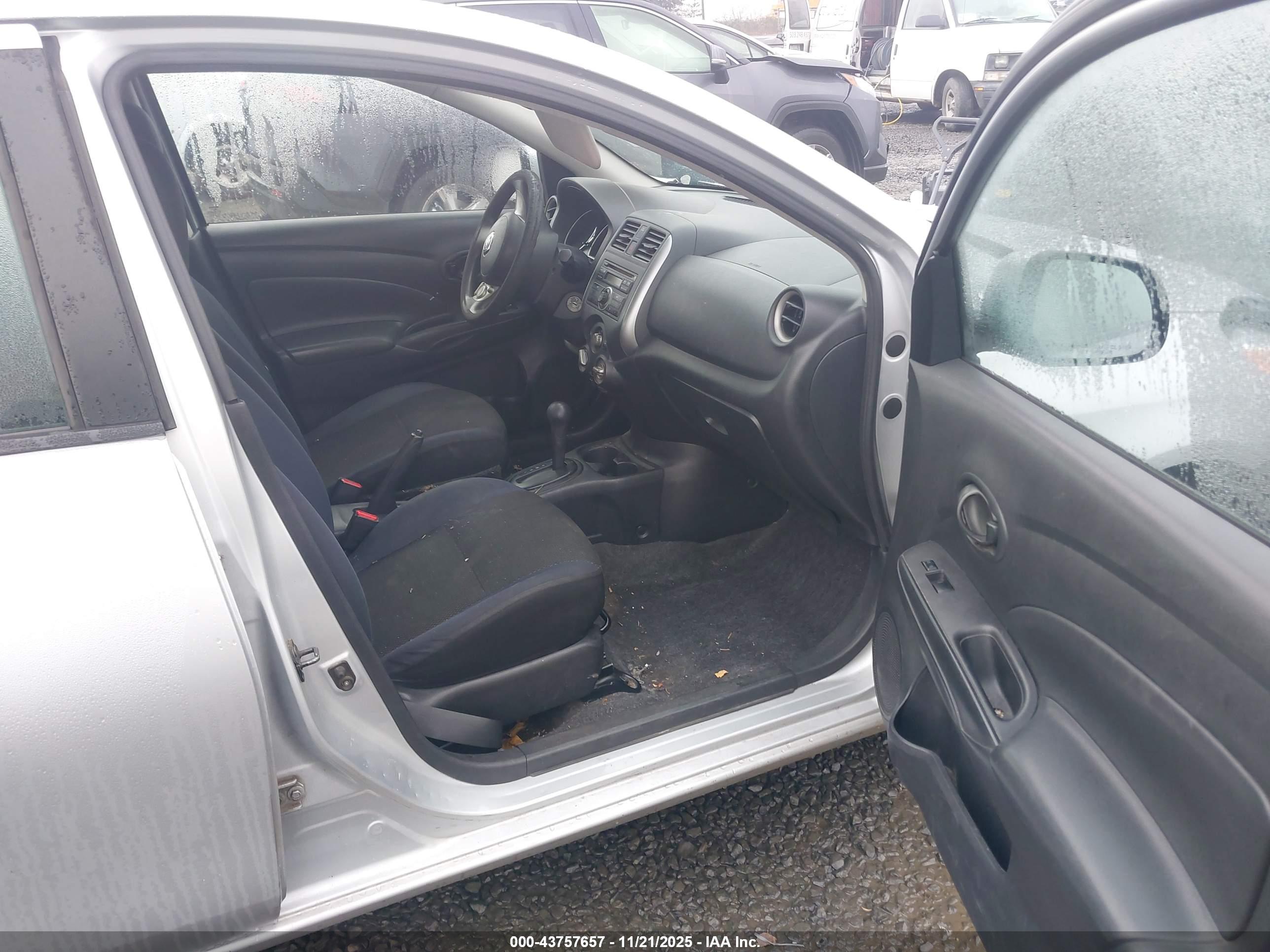 NISSAN VERSA image 5