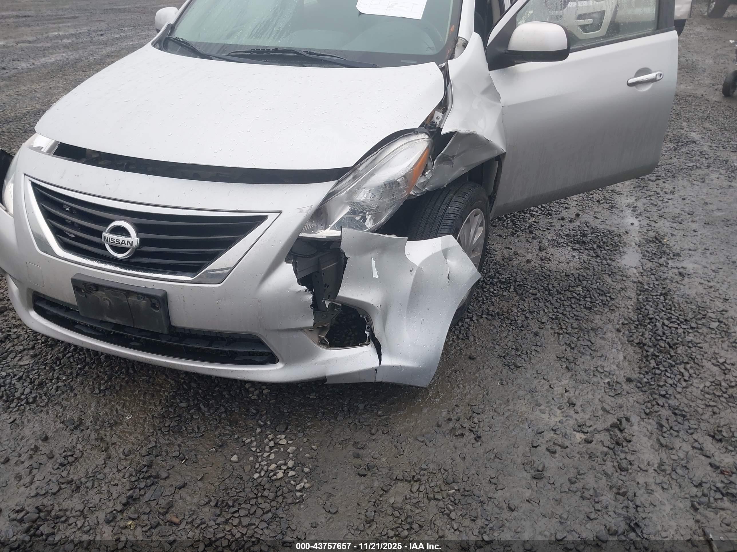 NISSAN VERSA image 6