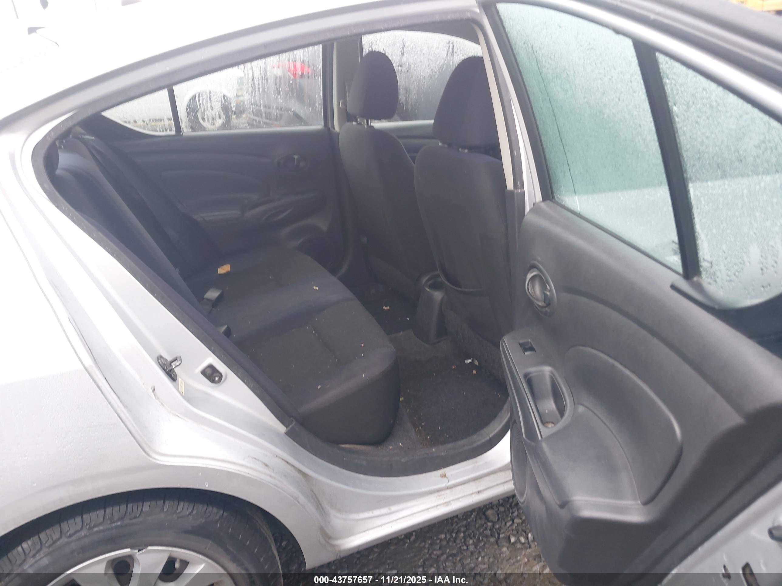 NISSAN VERSA image 8