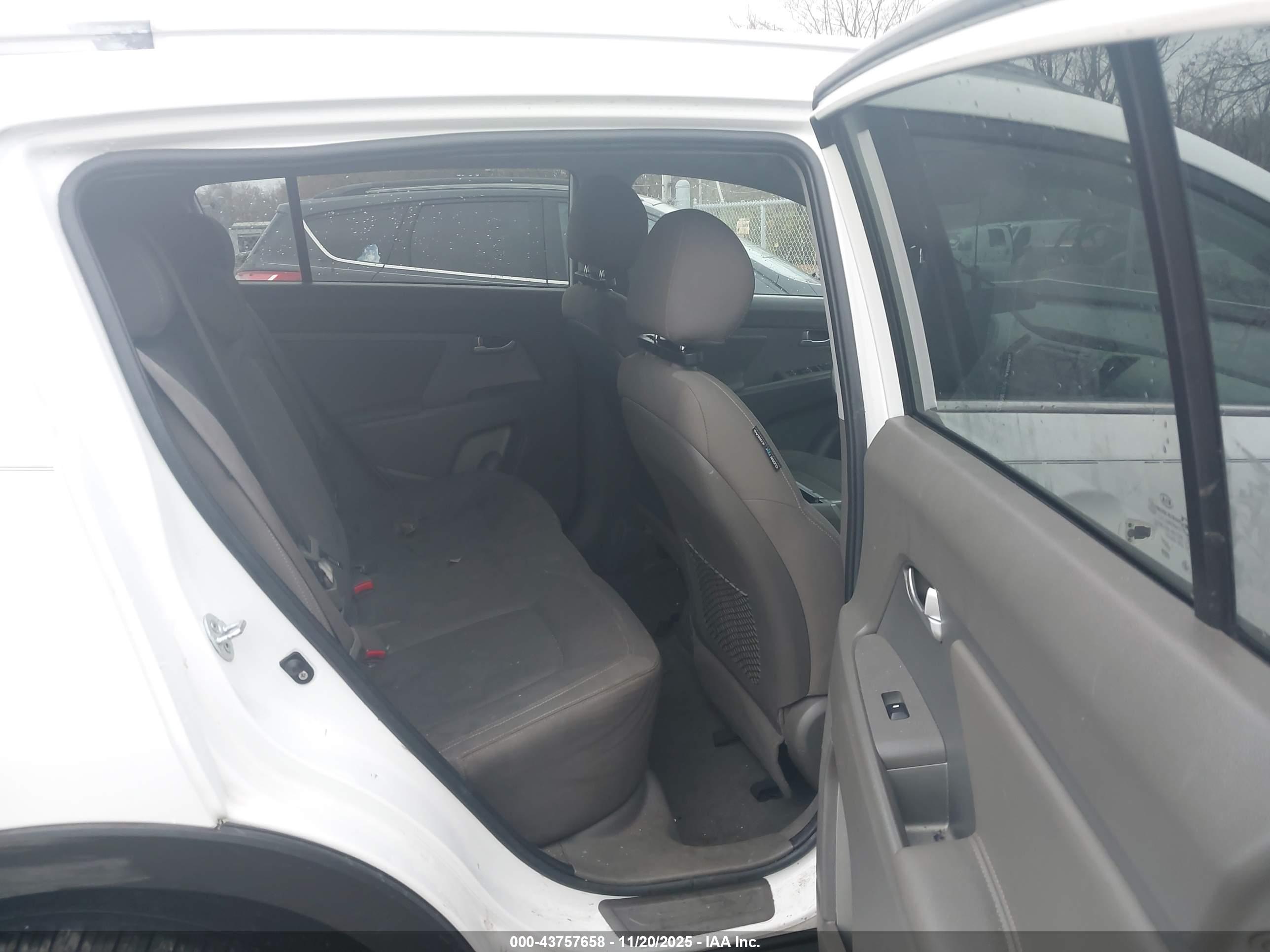 KIA SPORTAGE image 8