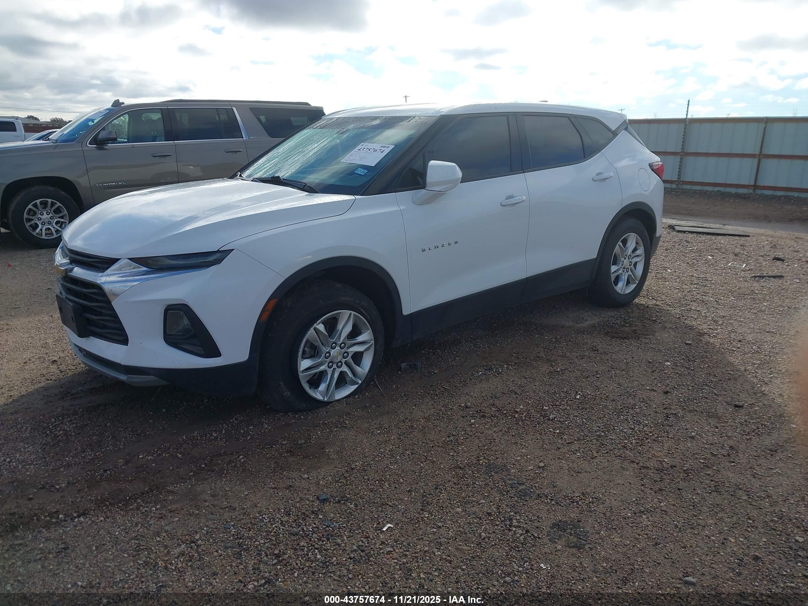 CHEVROLET BLAZER image 2