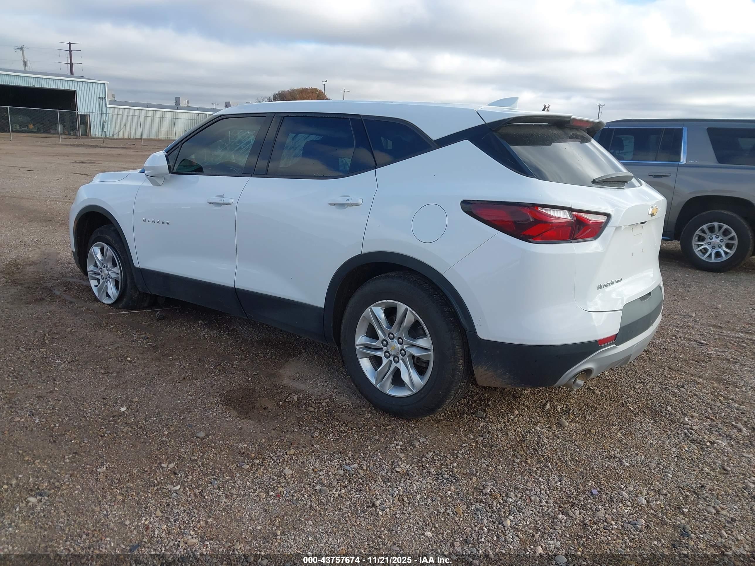 CHEVROLET BLAZER image 3
