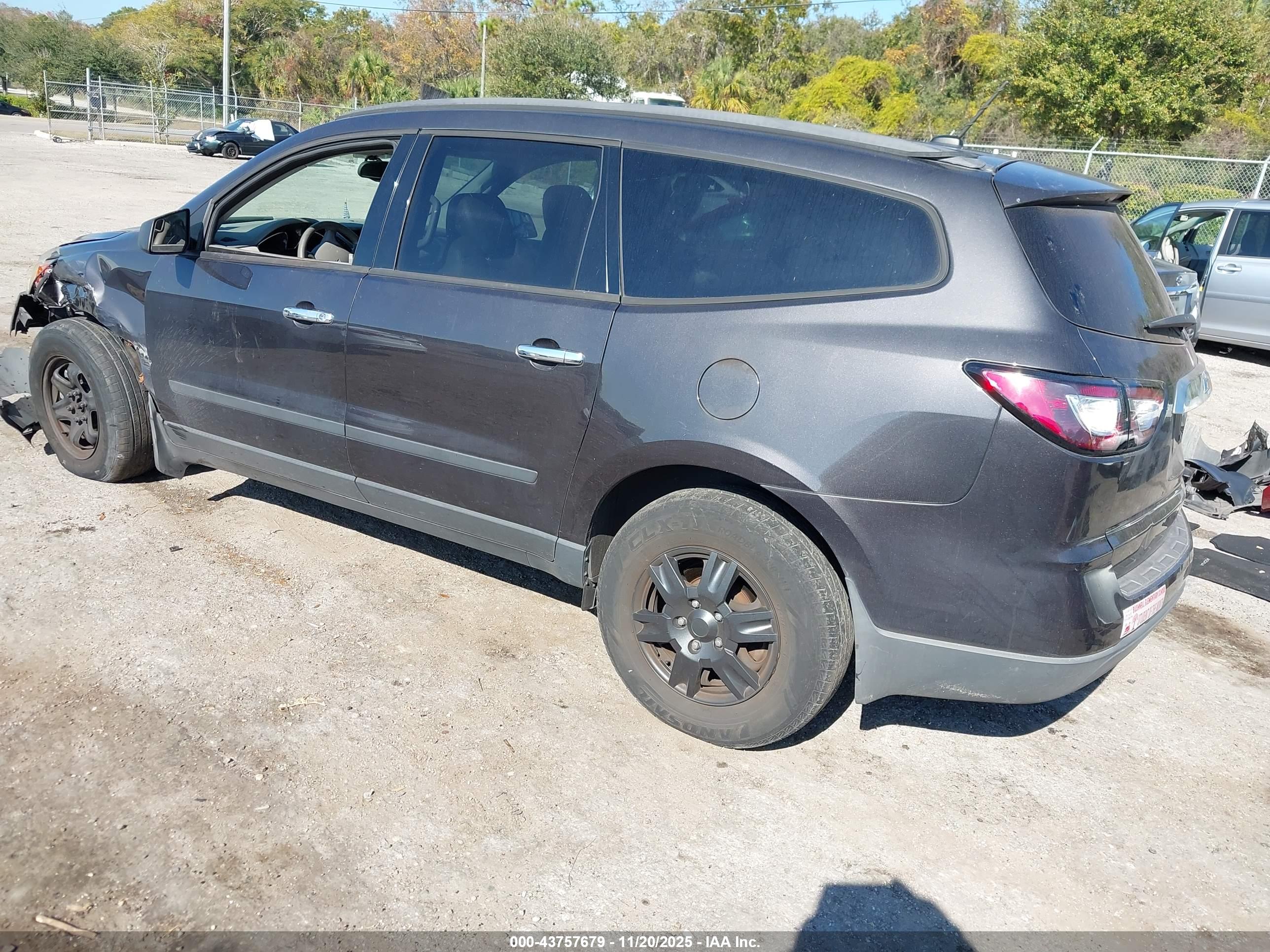 CHEVROLET TRAVERSE image 3