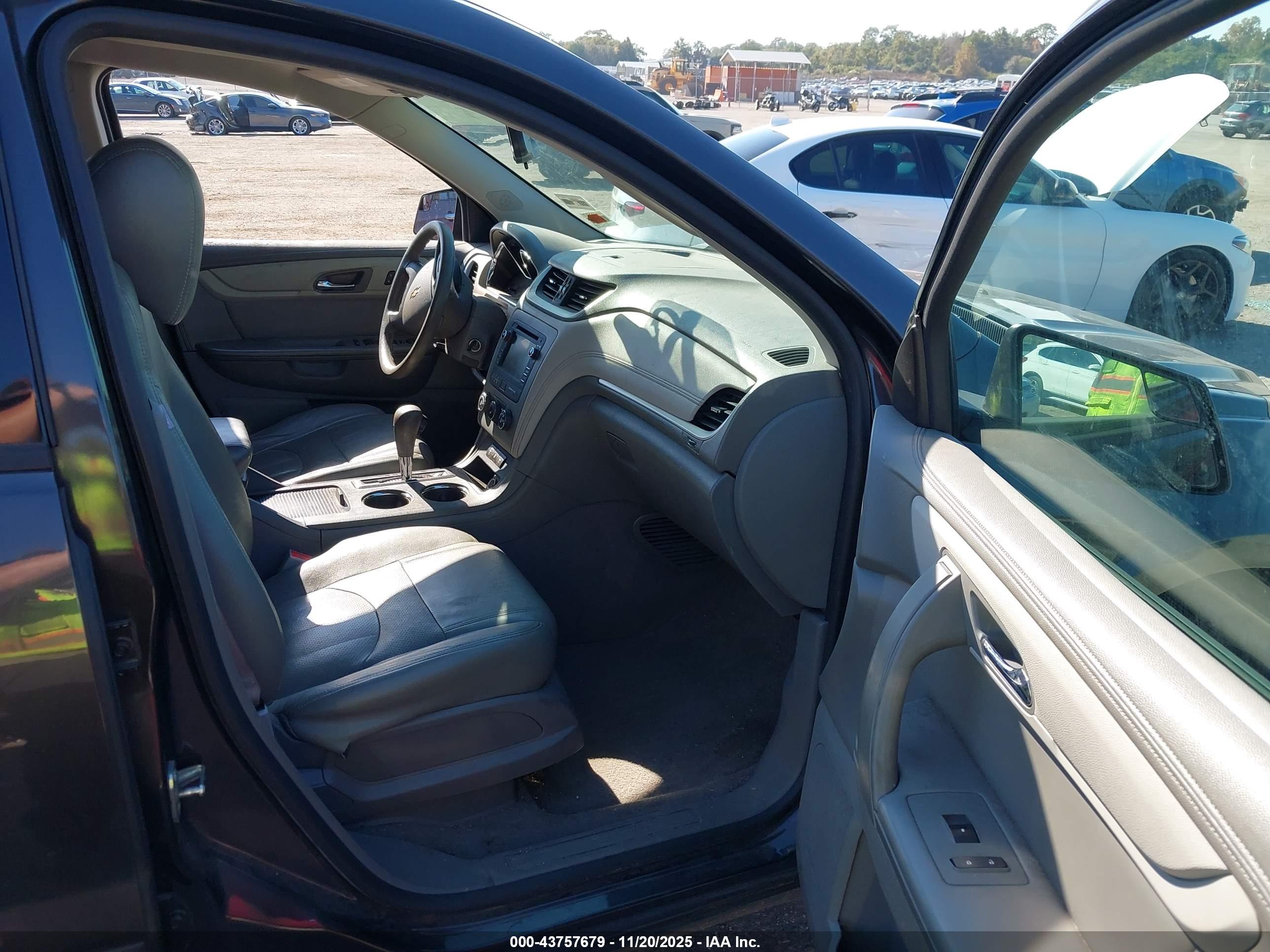 CHEVROLET TRAVERSE image 5