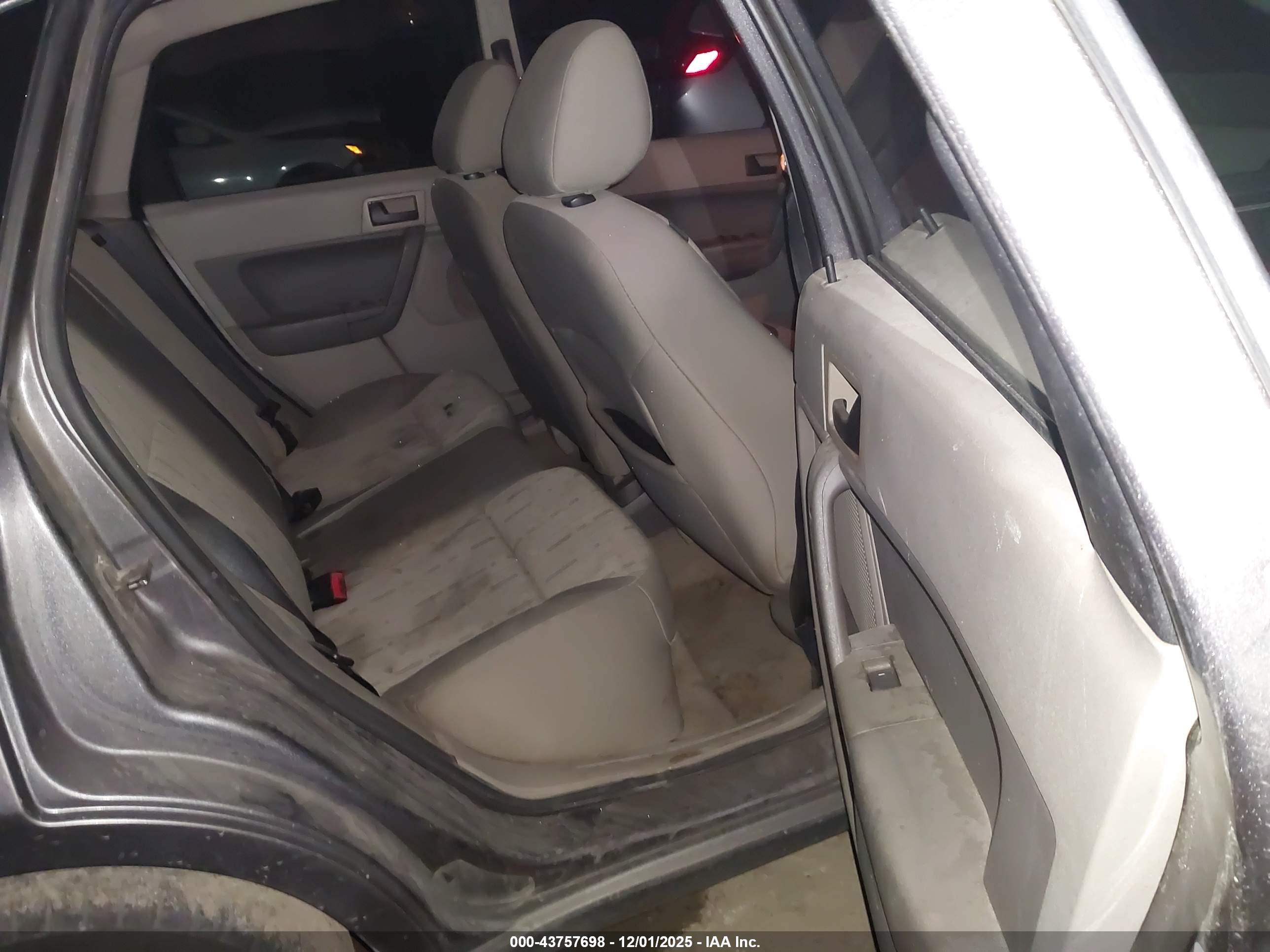 FORD FOCUS image 8